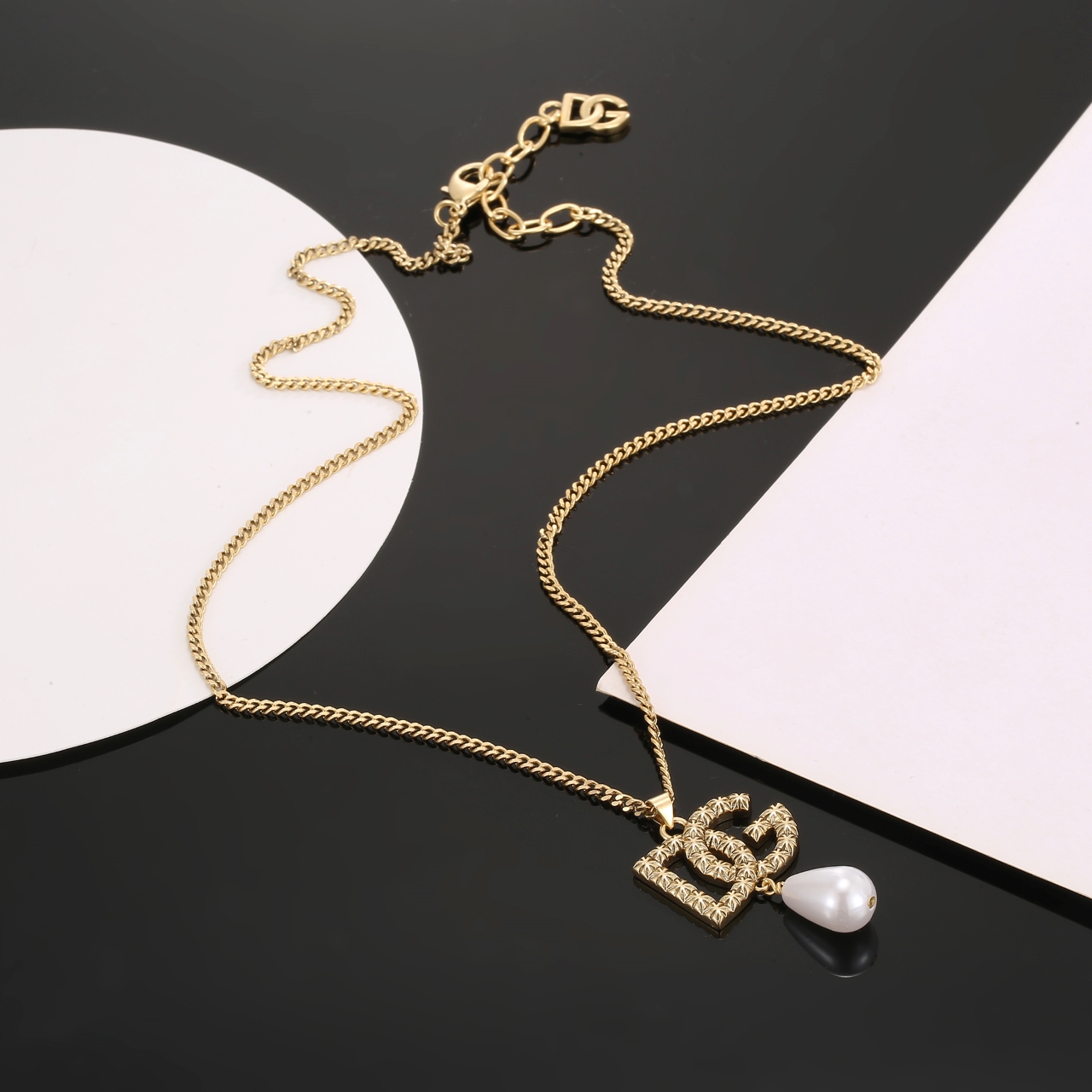 “Stylish Gold D&G Necklace with Glamorous Brass Letters and Soft Aesthetic” - 图片 2