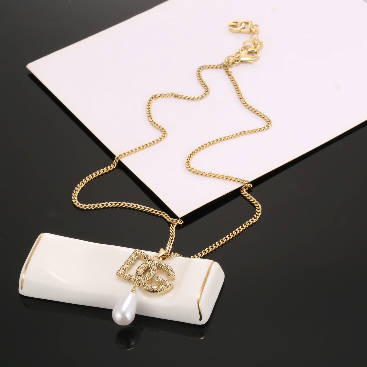 “Stylish Gold D&G Necklace with Glamorous Brass Letters and Soft Aesthetic” - 图片 1