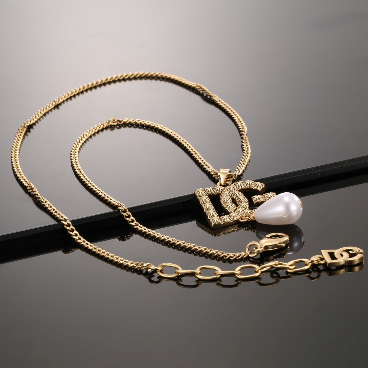 “Stylish Gold D&G Necklace with Glamorous Brass Letters and Soft Aesthetic” - 图片 5