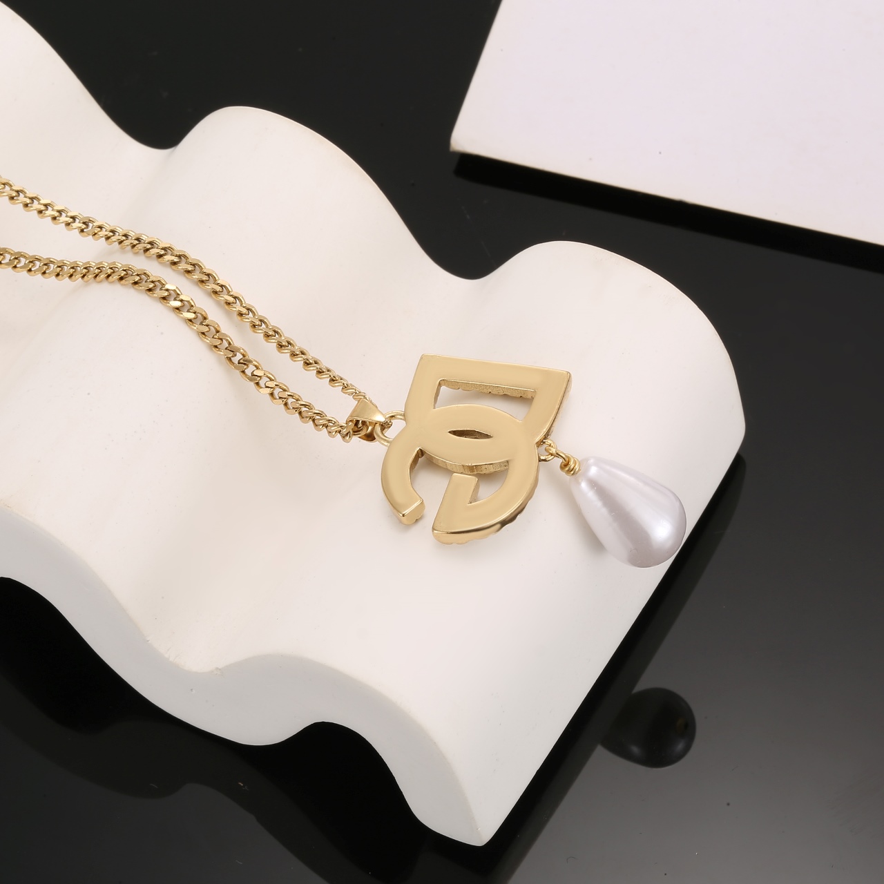“Stylish Gold D&G Necklace with Glamorous Brass Letters and Soft Aesthetic” - 图片 4