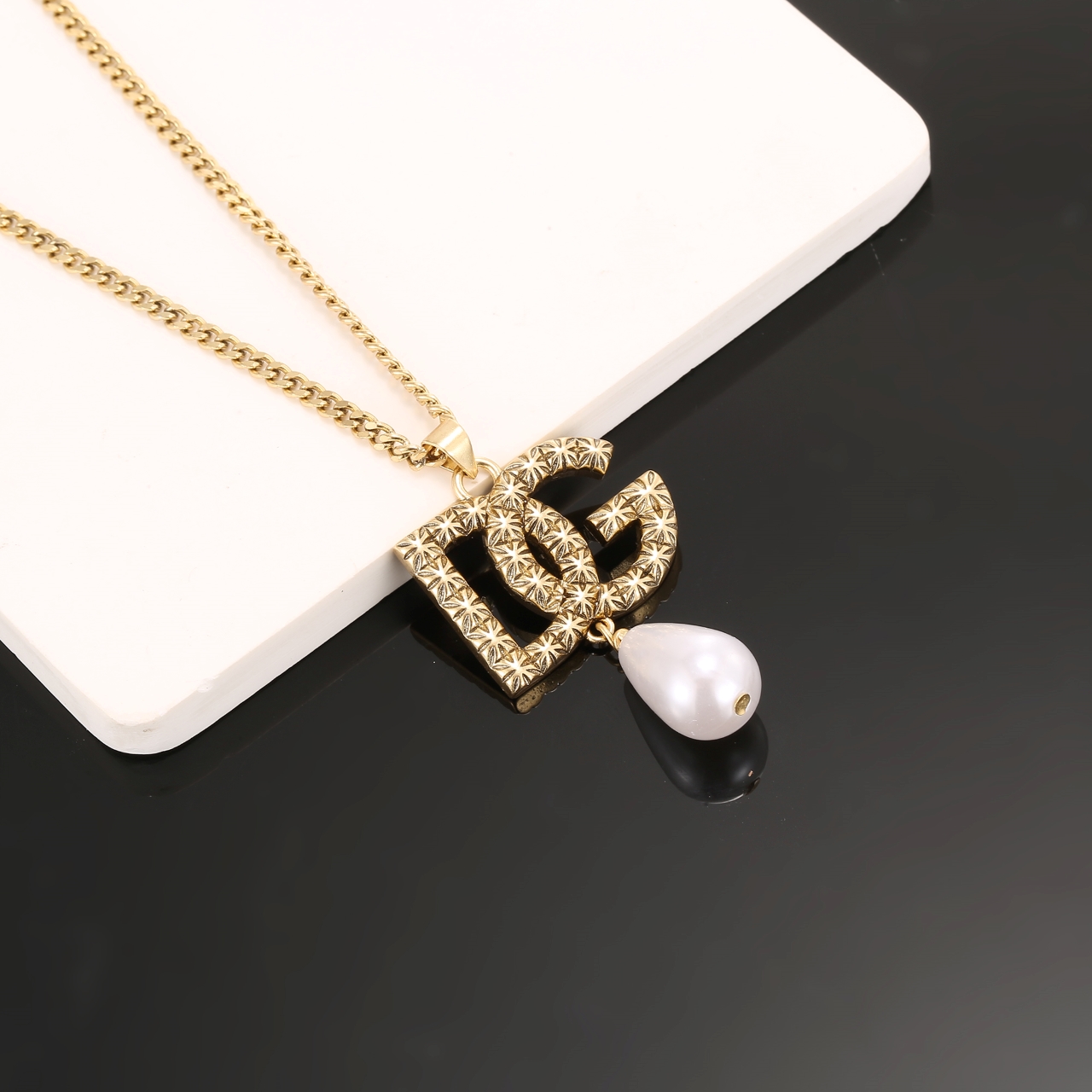 “Stylish Gold D&G Necklace with Glamorous Brass Letters and Soft Aesthetic” - 图片 6