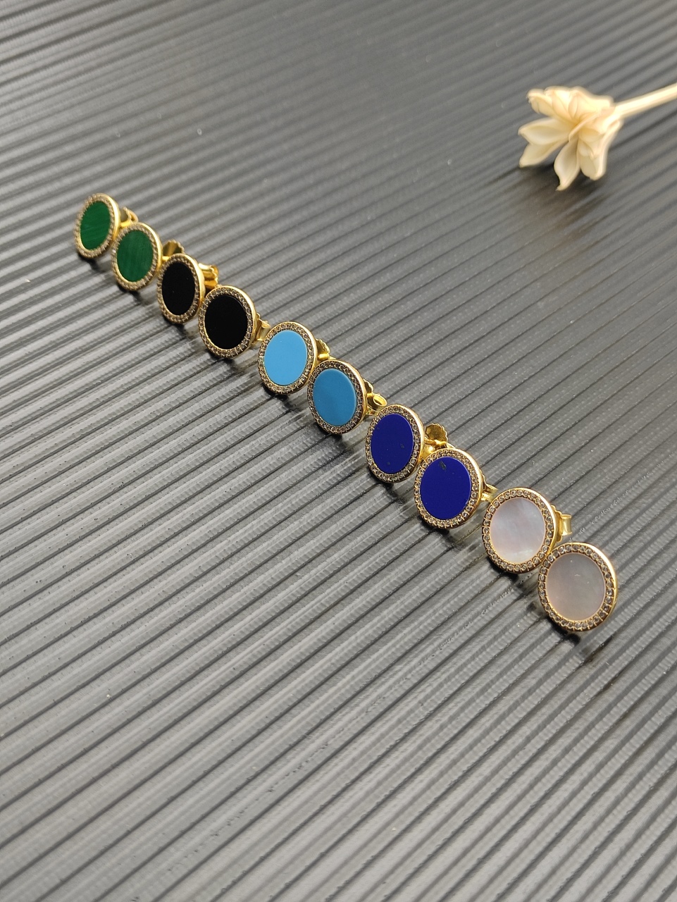 NO:110795,David Yurman 14mm gold round diamond-set stud earrings, with white fritillaria, black agate, malachite, turquoise, lapis lazuli. Number DYEH-095-099, jewelry fine19860909David Yurman 14mm 金色圆形带钻镶嵌耳钉,有白贝母,黑玛瑙,孔雀石,绿松石,青金石共5款  编号DYEH-095-099,饰品精品,Jewelry