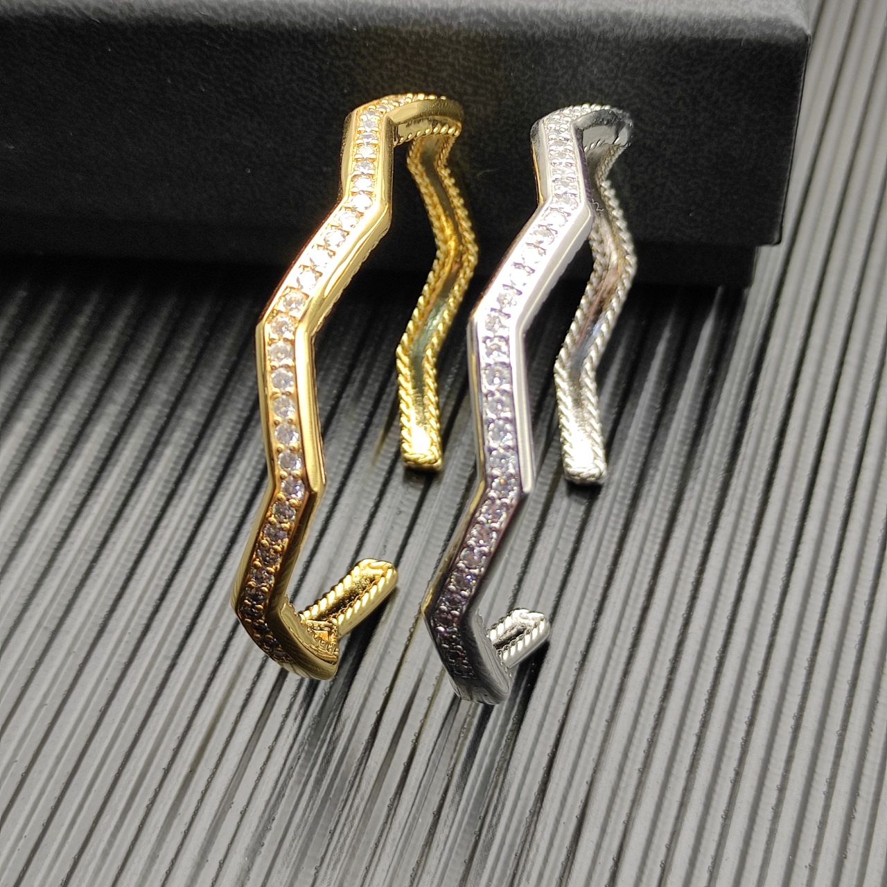 NO:555507,David Yurman 5mm single row diamond cuff bracelet. Available in gold and silver. Boutique jewelry, bracelet19860909David Yurman 5mm单排钻袖口手镯.有金色和银色两色,饰品精品,bracelet,Jewelry