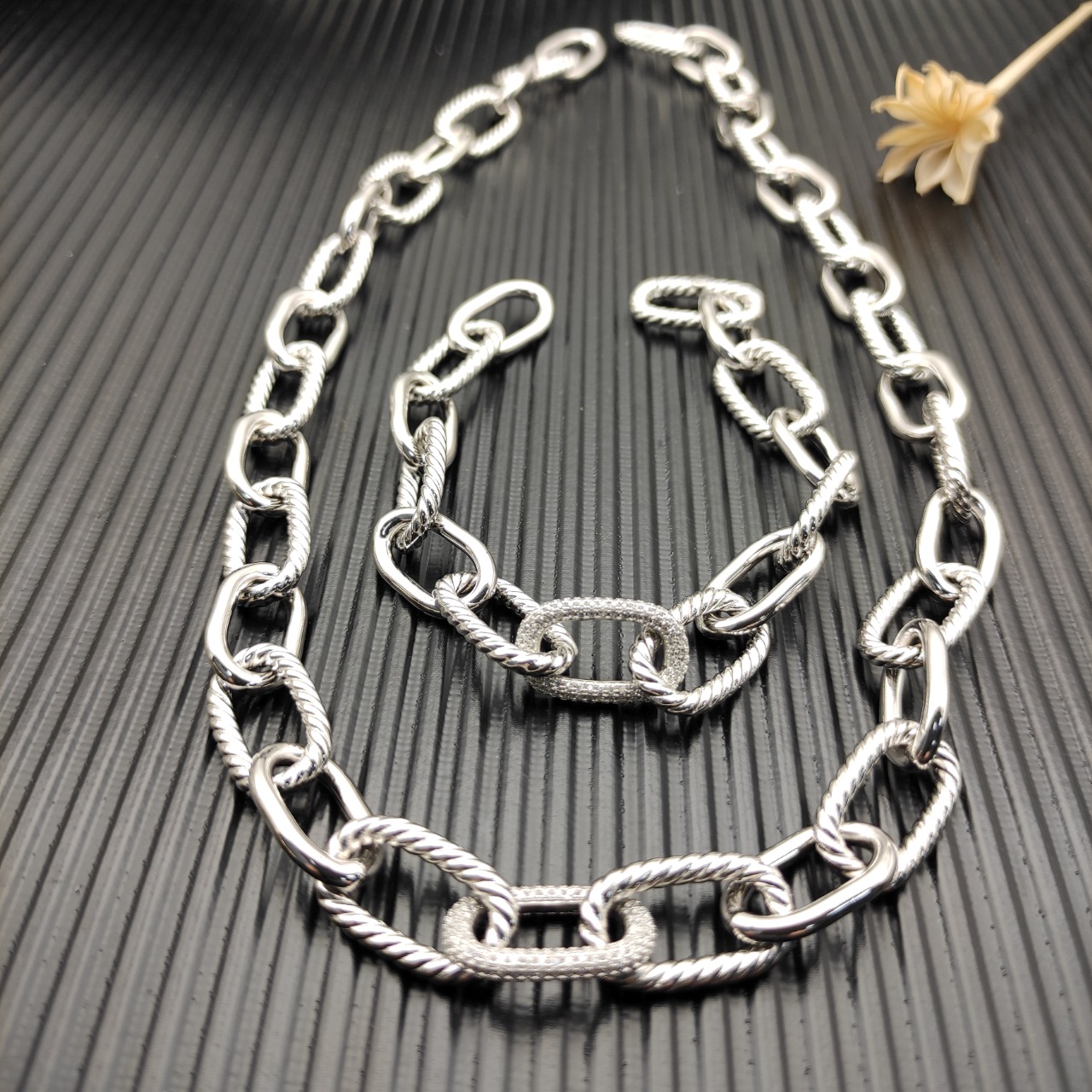 NO:555501,David Yurman Madison chain diamond necklace. Available in silver and gold sizes 50cm. No. DYXL-154-155, fine jewelry, necklace19860909David Yurman 麦迪逊链式间钻项链.有银色和金色两款尺寸50cm  编号DYXL-154-155,饰品精品,necklace,Jewelry