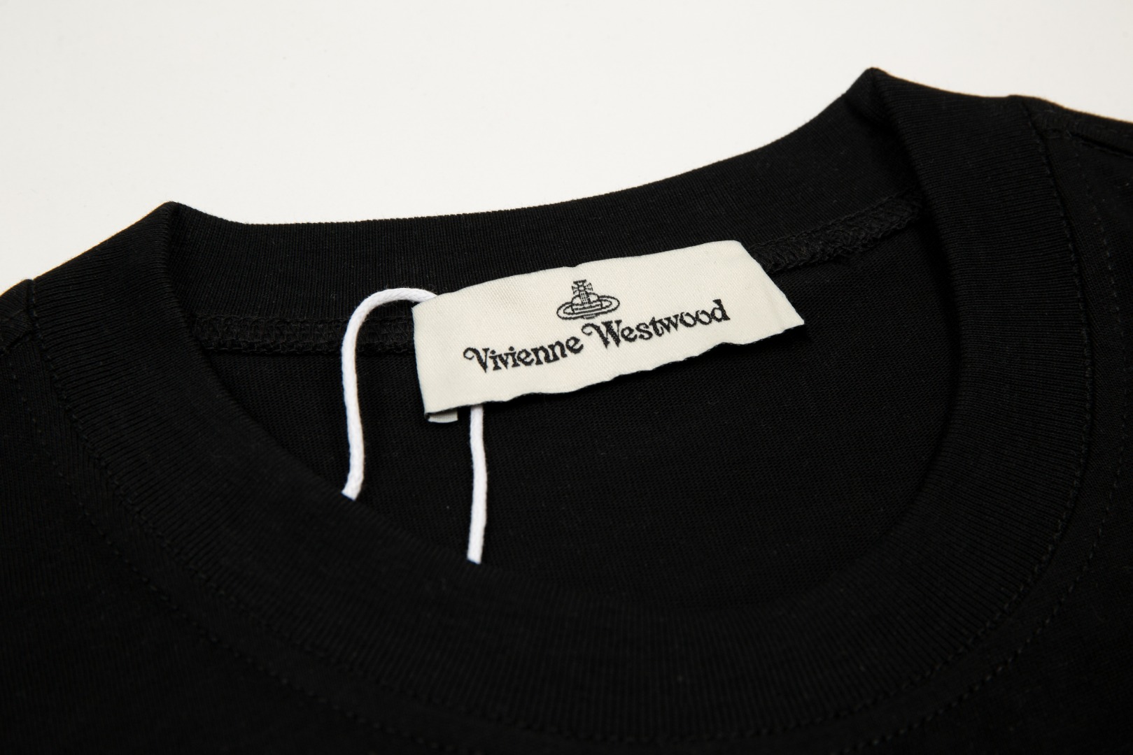 “Vivienne Westwood’s $9872 Ink-Jet Short Sleeves: Queen of the West 2024” - 图片 4