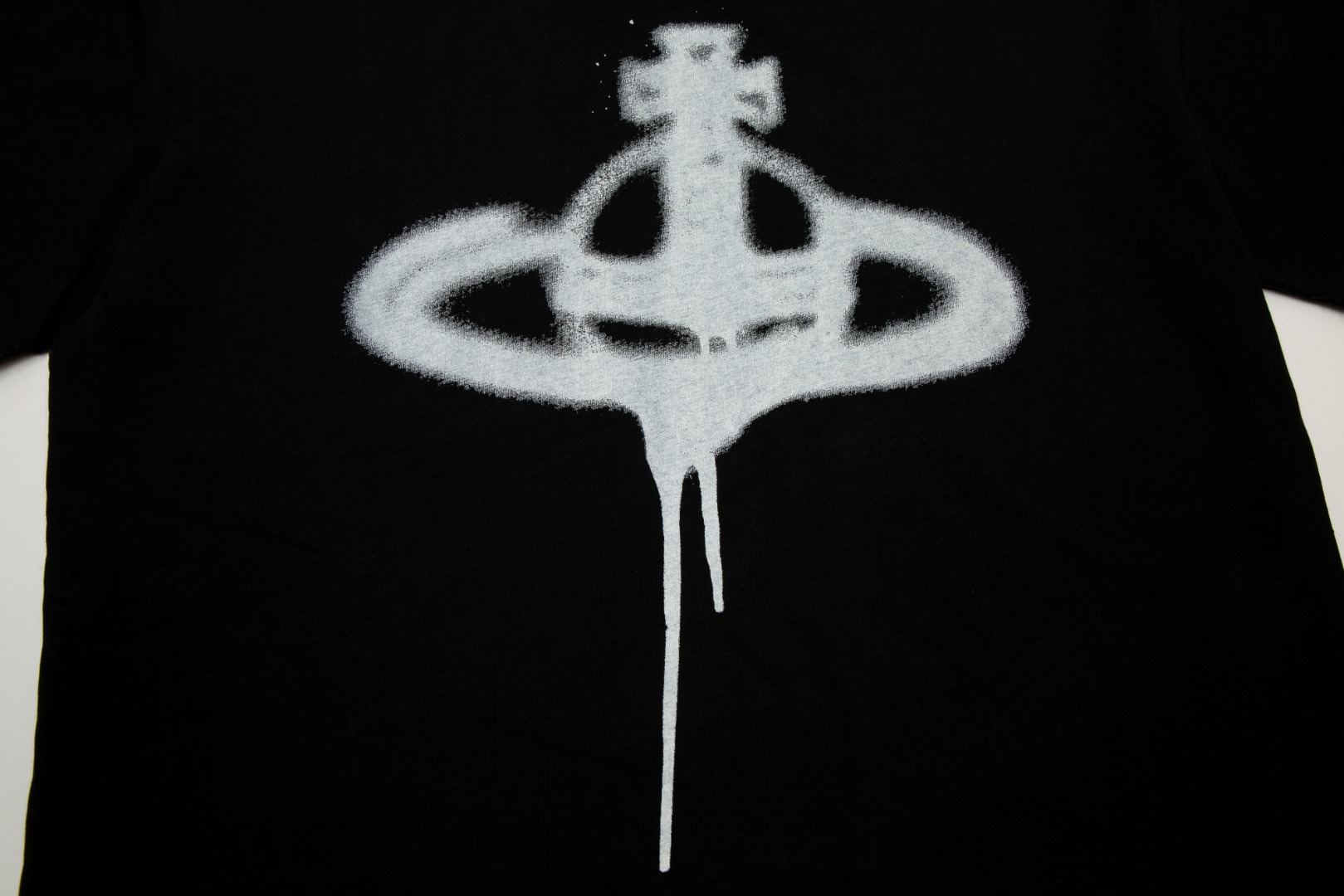 “Vivienne Westwood’s $9872 Ink-Jet Short Sleeves: Queen of the West 2024” - 图片 5