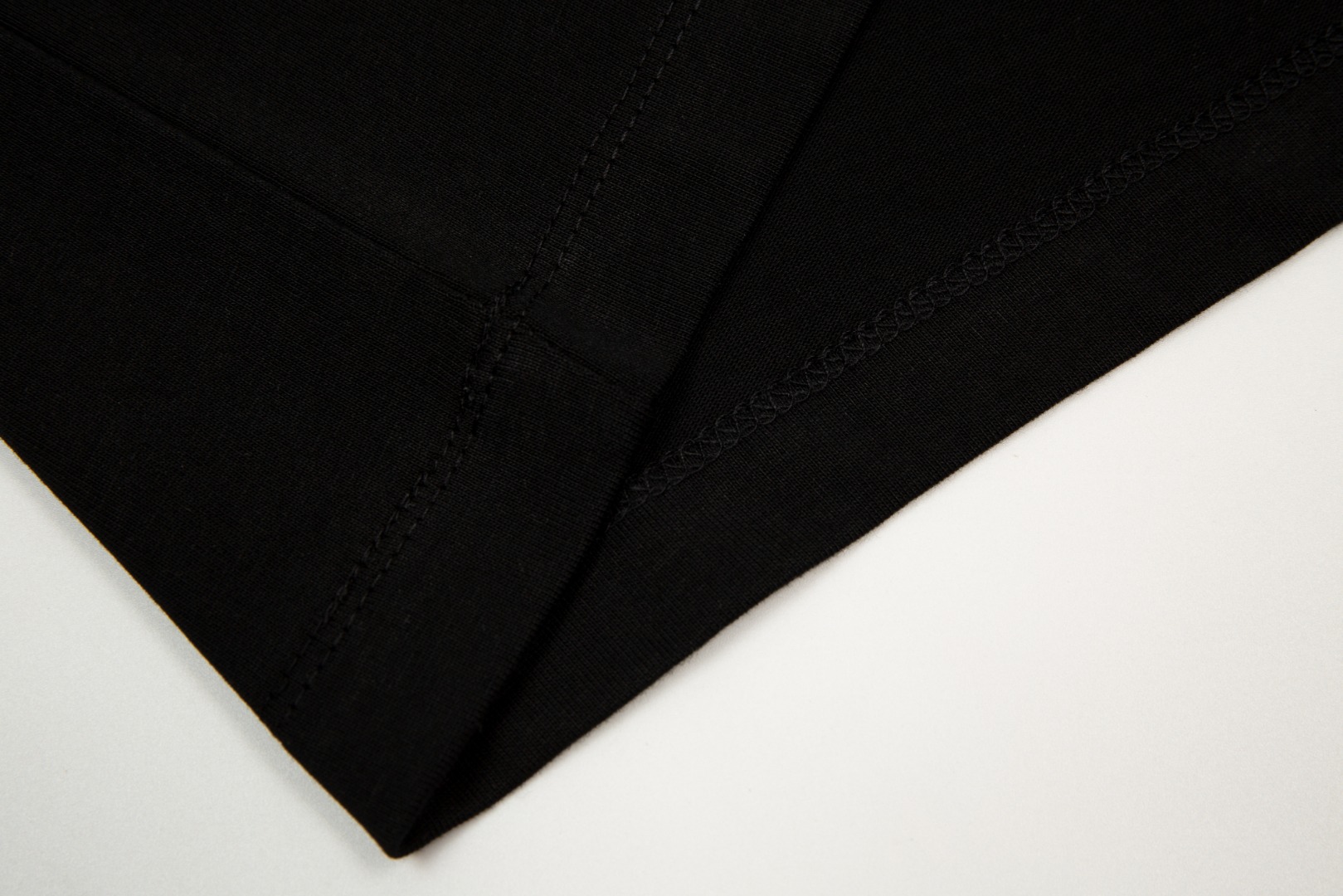 “Vivienne Westwood’s $9872 Ink-Jet Short Sleeves: Queen of the West 2024” - 图片 7