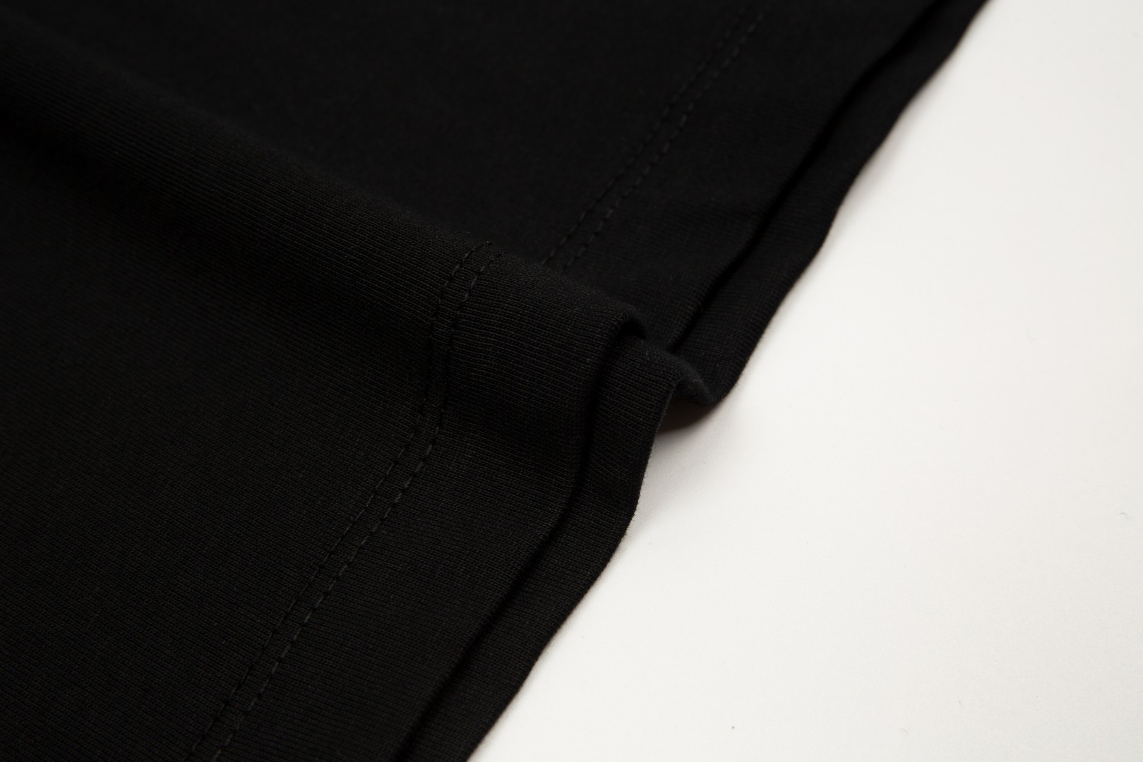 “Vivienne Westwood’s $9872 Ink-Jet Short Sleeves: Queen of the West 2024” - 图片 8