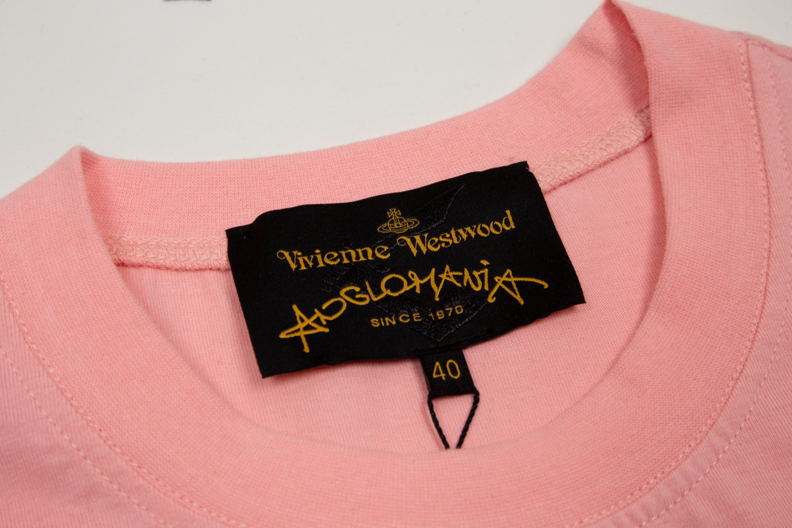 “Vivienne Westwood 2024 Collection: Saturn Cartoon Top with Vivid Details and Versatile Fit” - 图片 4