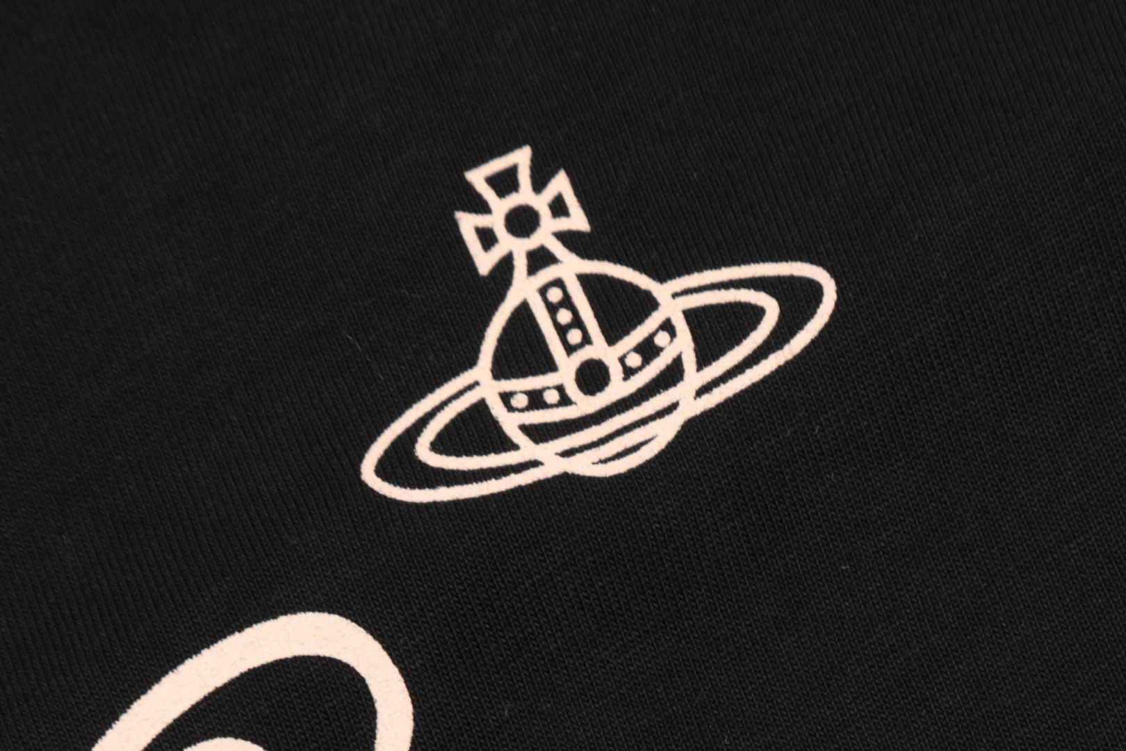 “Vivienne Westwood Queen of the West Top 2024 with Letter Embroidery” - 图片 8