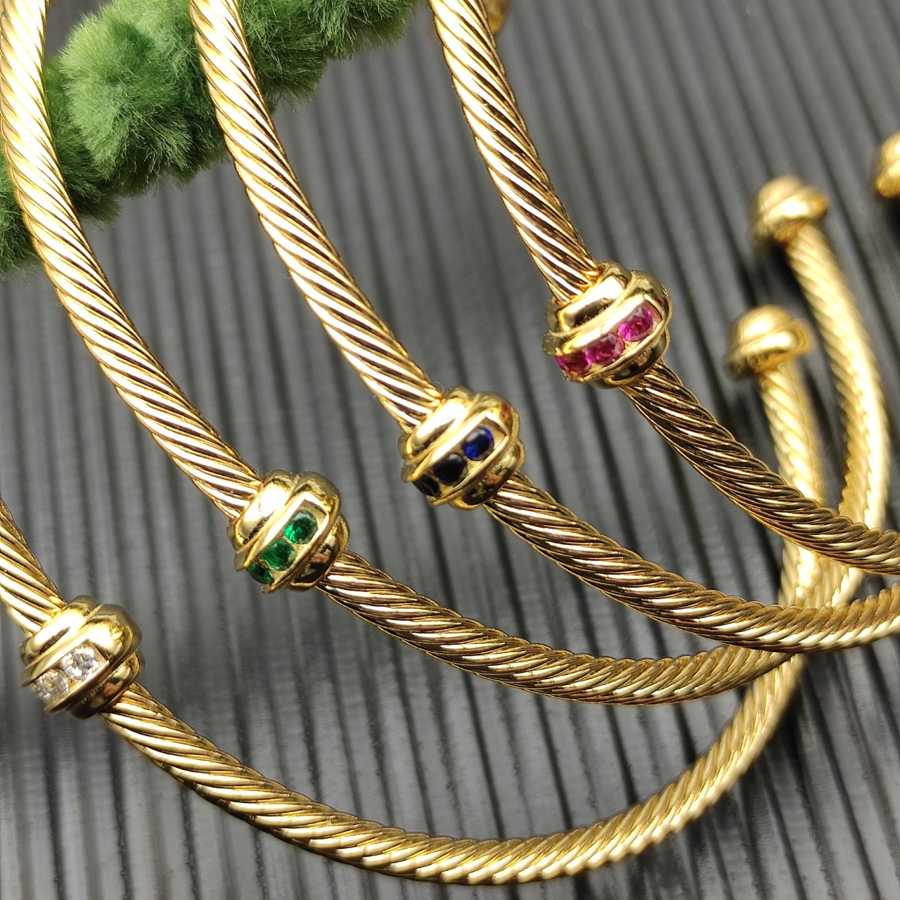 。 David Yurman 金色3mm圆珠红钻钻手镯