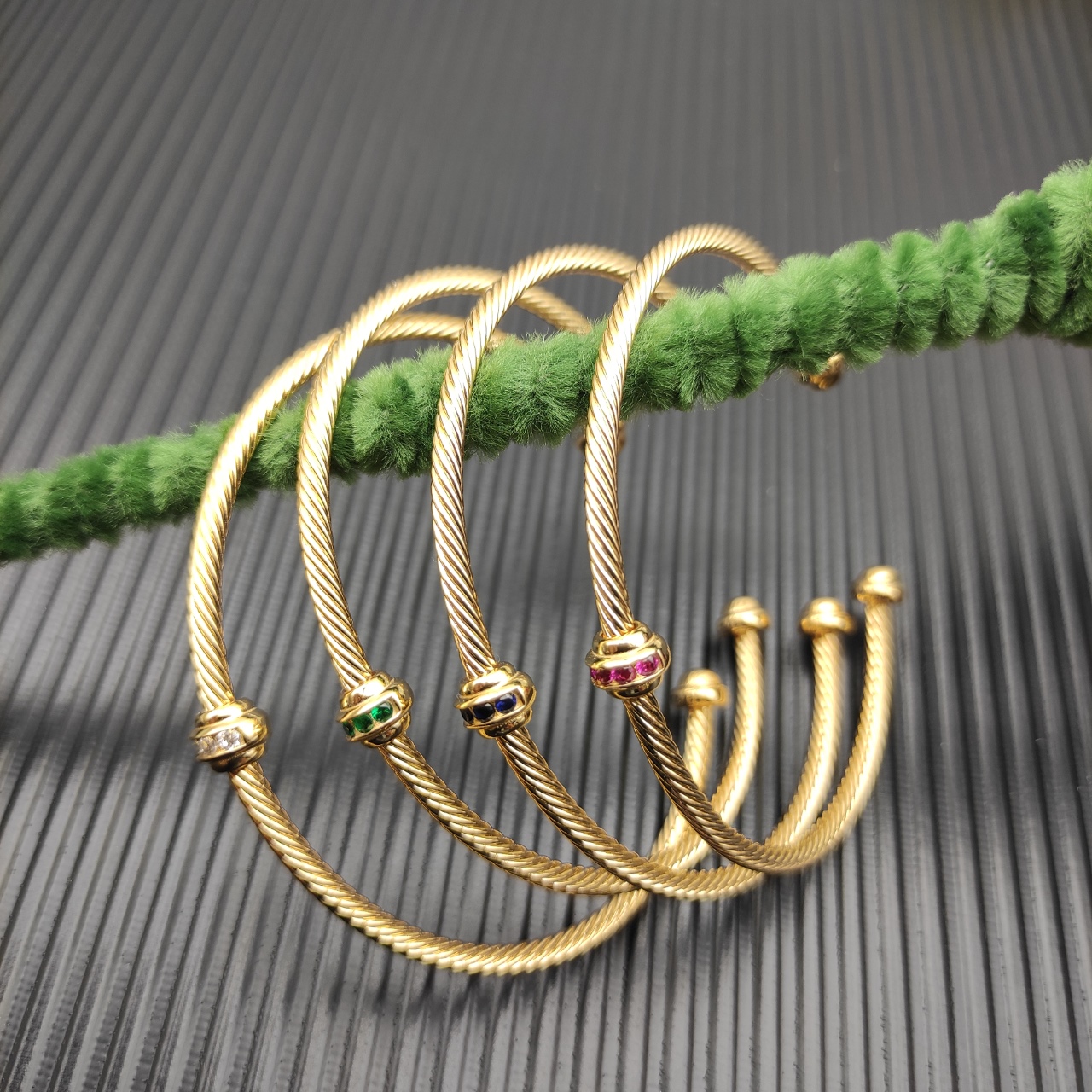 。 David Yurman 金色3mm圆珠红钻钻手镯