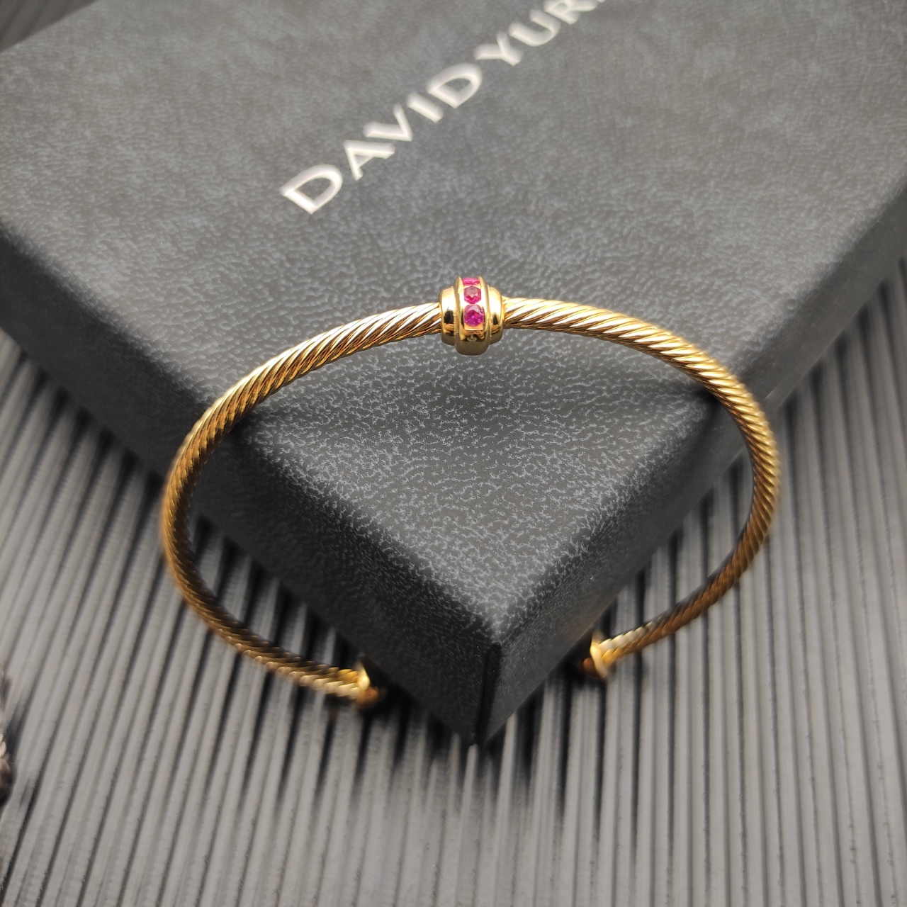 。 David Yurman 金色3mm圆珠红钻钻手镯