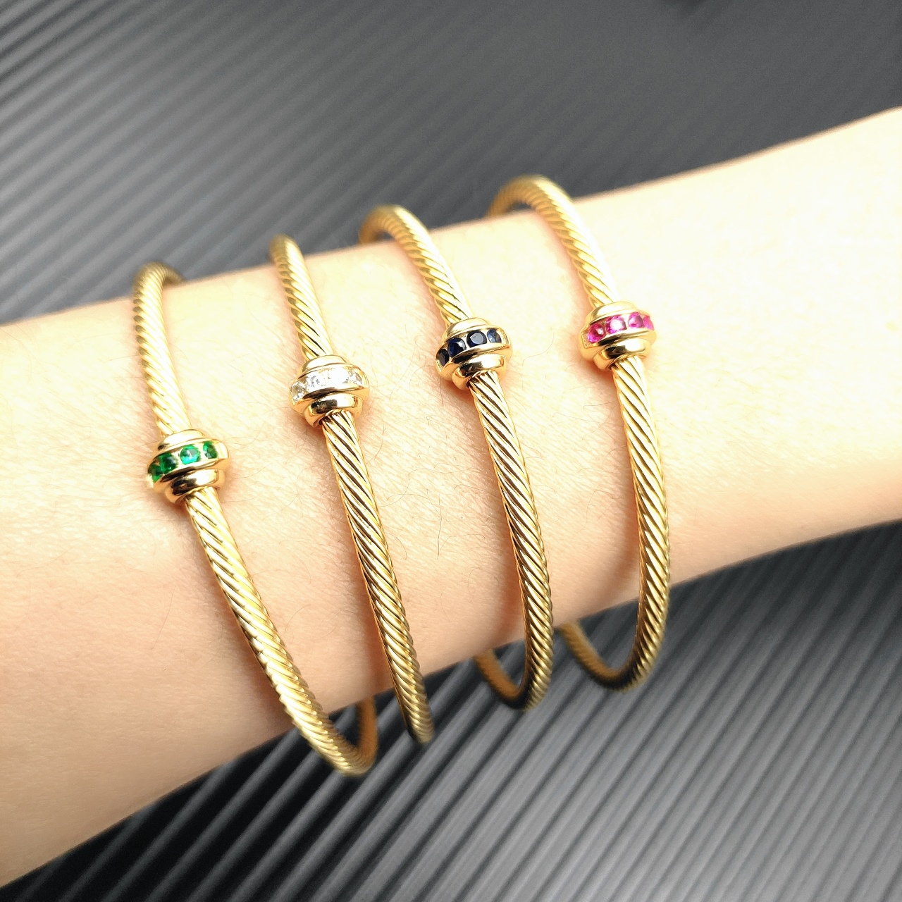 。 David Yurman 金色3mm圆珠红钻钻手镯