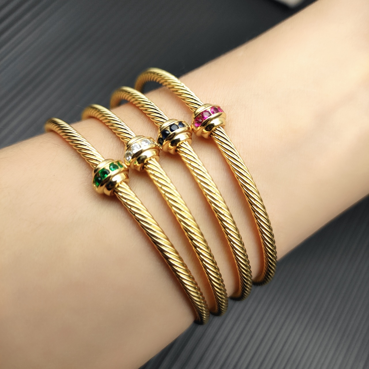 。 David Yurman 金色3mm圆珠红钻钻手镯