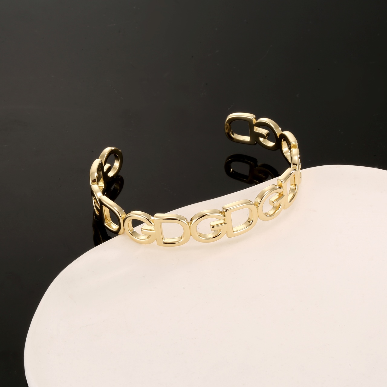 Fashion Bracelet with Gold and Brass Letters for Stylish Look and Luminous Twirls - 图片 5