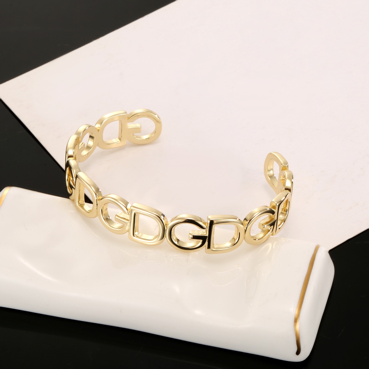 Fashion Bracelet with Gold and Brass Letters for Stylish Look and Luminous Twirls - 图片 3