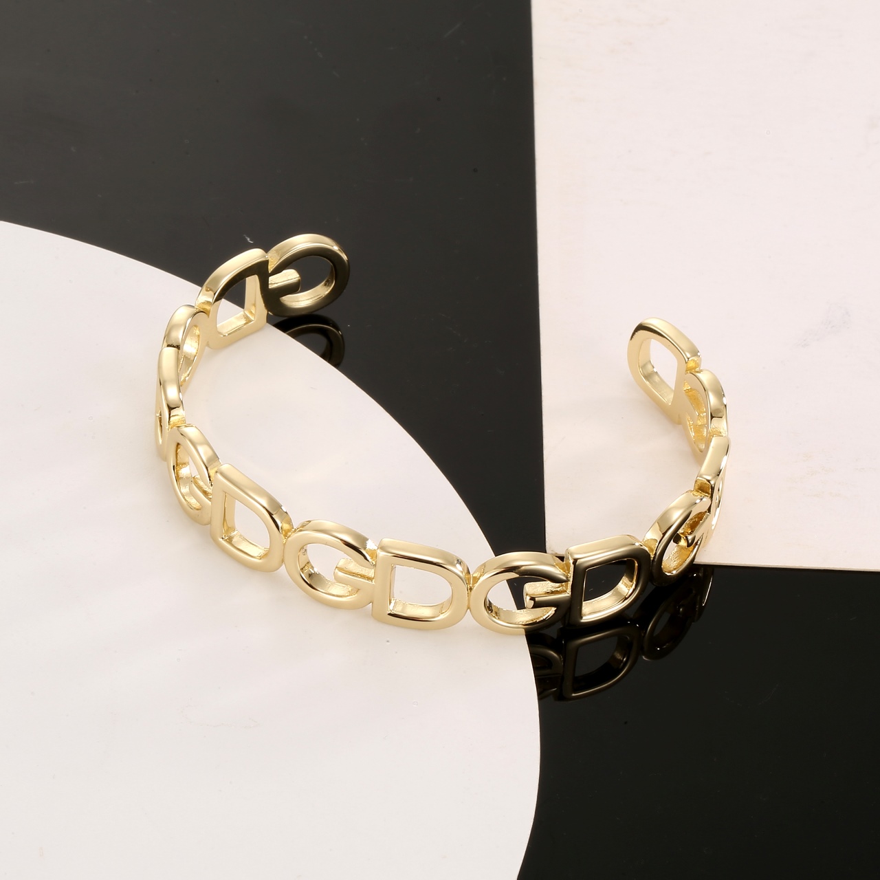 Fashion Bracelet with Gold and Brass Letters for Stylish Look and Luminous Twirls - 图片 2