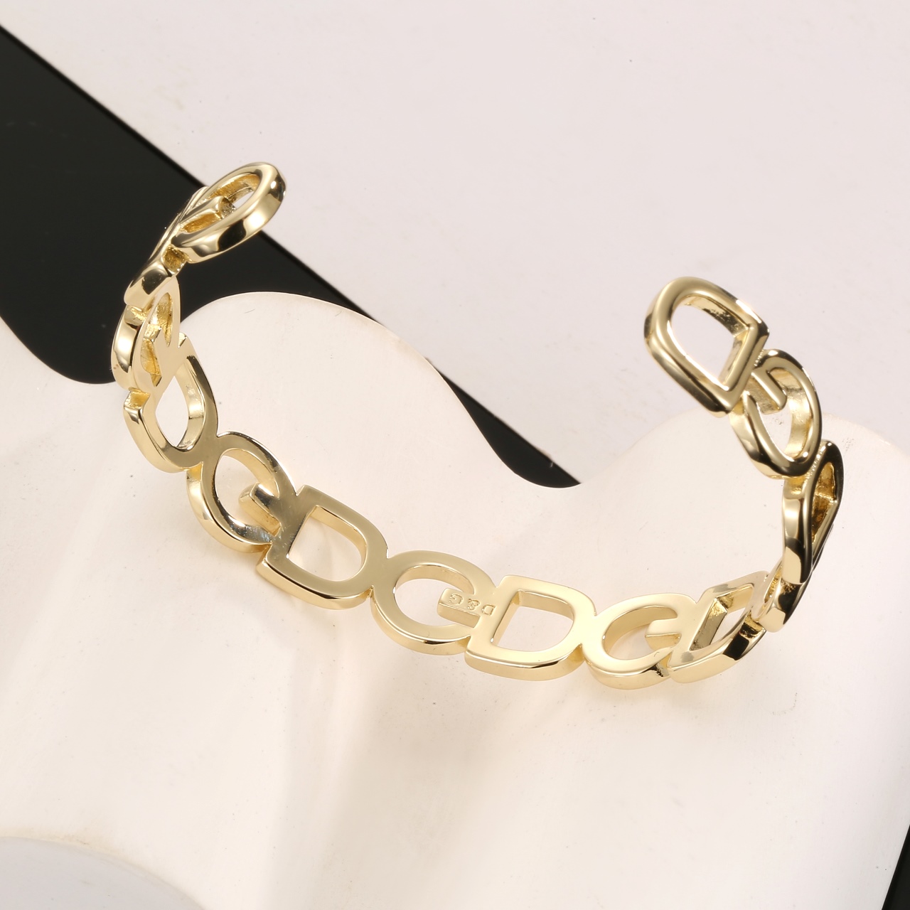 Fashion Bracelet with Gold and Brass Letters for Stylish Look and Luminous Twirls - 图片 4