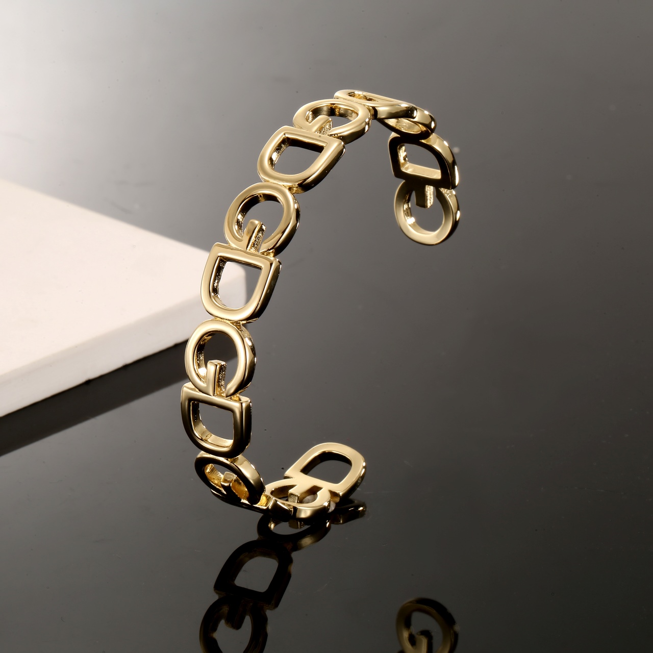 Fashion Bracelet with Gold and Brass Letters for Stylish Look and Luminous Twirls - 图片 6