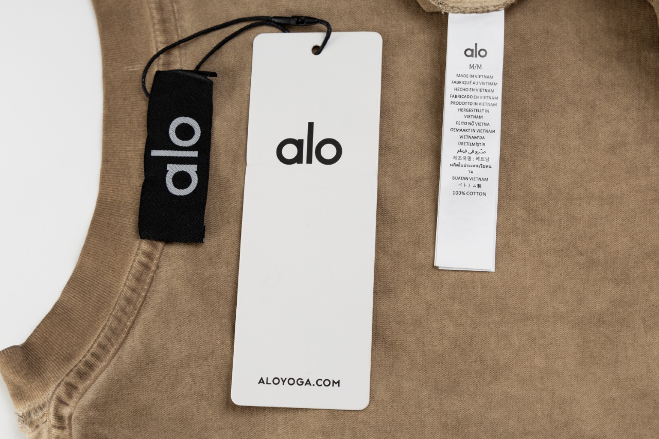 A010#P79 「顶级品质」
ALO 25年新款扎染渐变做旧水洗炒盐高街风短袖T恤 男女同款搭配情侣装
✅宽松挺括版型男女同款可搭配情侣 三标齐全该有的都有彰显排面 0缩水率高品质第一次不买怪你不回头怪我
✅索罗纳高密度螺纹领口不易变形避免上身领口尴尬 这是大牌都舍不得用的面料 因为什么?因为贵!
🤎💜♥️简单的款更要质量好 - 是我们的宗旨
✅240G新疆长绒棉顶级纯棉 ⚠️⚠️这里承诺100%实重240G面料 支持鉴定 .市场大把自称260 280的 实际上一摸比我家的薄的多 甚至手感没有我家好 文案吹牛逼没用 还得看品质 .
✅面料缩水率控制在2% 出口级固色品质 真正做到了不易变形 缩水 不掉色 市场做什么巴黎世家 Lv的 都不敢承诺 一个做alo的我做到了
‼️太多人转发这款不知道买谁的? 担心收到货质量不好? 老板大大拍胸脯保证在我这儿通通不存在 盲拿我家 绝无意外 ‼️
✅最大码数可穿230斤 出口欧美无压力
尺码:XS-L
颜色:
橙色
粉色
紫色
蓝色
咖色
浅灰色
深灰黑