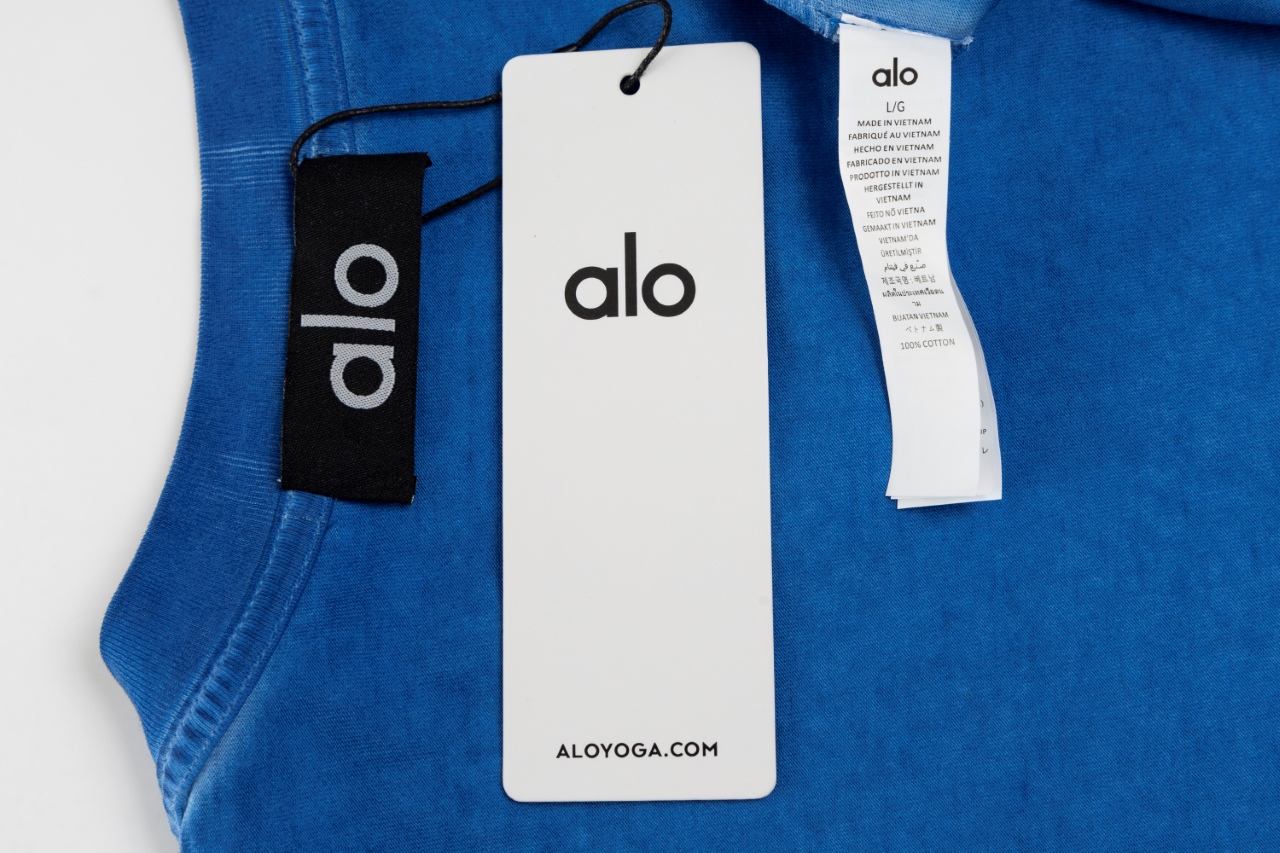 A010#P79 「顶级品质」
ALO 25年新款扎染渐变做旧水洗炒盐高街风短袖T恤 男女同款搭配情侣装
✅宽松挺括版型男女同款可搭配情侣 三标齐全该有的都有彰显排面 0缩水率高品质第一次不买怪你不回头怪我
✅索罗纳高密度螺纹领口不易变形避免上身领口尴尬 这是大牌都舍不得用的面料 因为什么?因为贵!
🤎💜♥️简单的款更要质量好 - 是我们的宗旨
✅240G新疆长绒棉顶级纯棉 ⚠️⚠️这里承诺100%实重240G面料 支持鉴定 .市场大把自称260 280的 实际上一摸比我家的薄的多 甚至手感没有我家好 文案吹牛逼没用 还得看品质 .
✅面料缩水率控制在2% 出口级固色品质 真正做到了不易变形 缩水 不掉色 市场做什么巴黎世家 Lv的 都不敢承诺 一个做alo的我做到了
‼️太多人转发这款不知道买谁的? 担心收到货质量不好? 老板大大拍胸脯保证在我这儿通通不存在 盲拿我家 绝无意外 ‼️
✅最大码数可穿230斤 出口欧美无压力
尺码:XS-L
颜色:
橙色
粉色
紫色
蓝色
咖色
浅灰色
深灰黑
