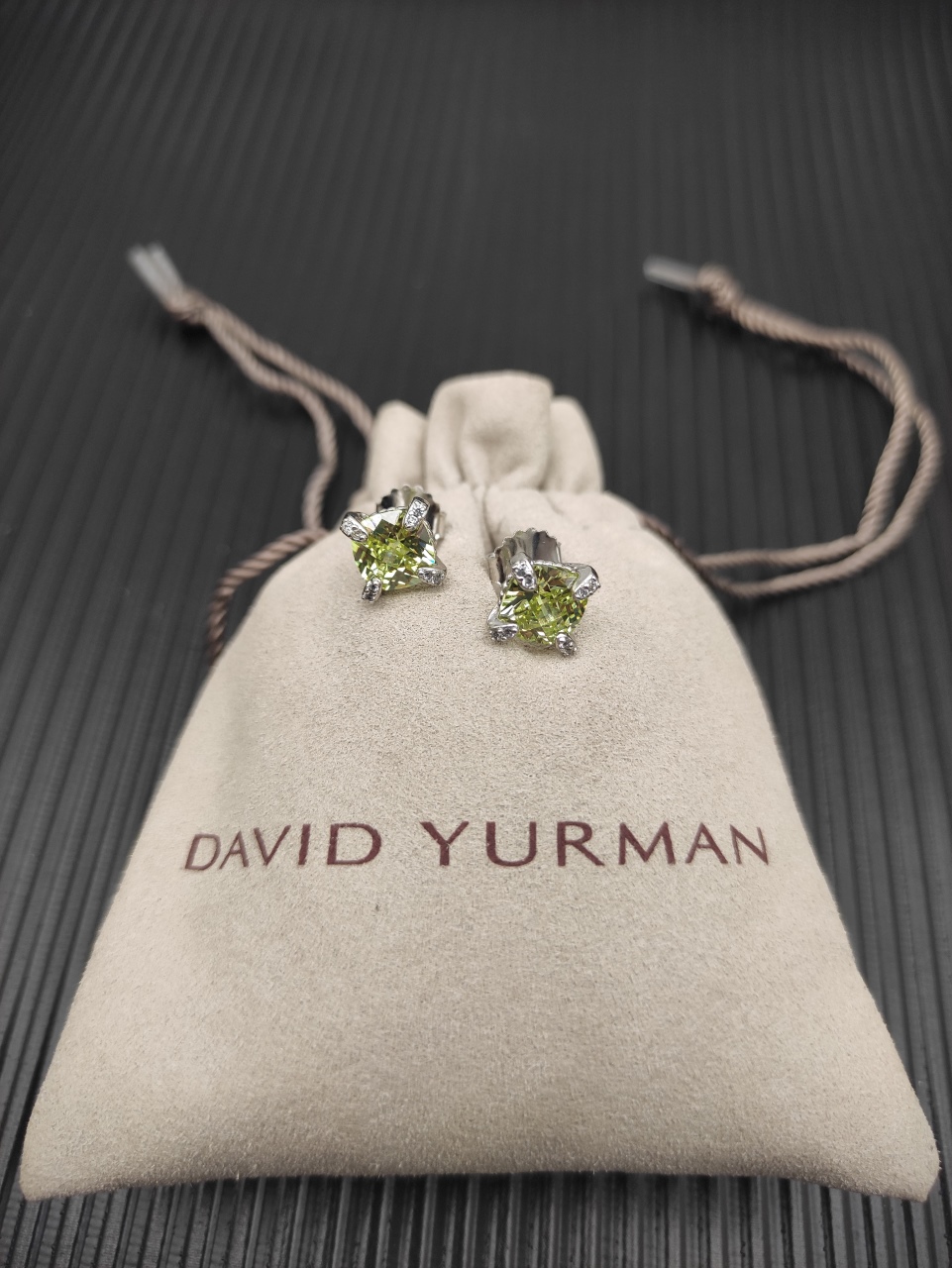 NO:705084,David Yurman main stone 8mm four-prong green diamond stud earrings, number DYEH-128, fine jewelry19860909David Yurman主石8mm四爪镶绿钻耳钉,编号 DYEH-128,饰品精品,Jewelry