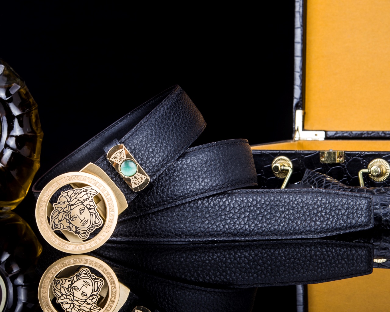 【意式奢华·风尚之选】范思家 经典美杜莎自动扣真皮腰带
范家 品牌传承
诞生于1978年的意大利奢侈王国，以神话美杜莎为灵魂符号，演绎"致命吸引力"的先锋美学。
匠心工艺
精选小牛皮打造，3.5cm修身版型搭配双面可调设计。柔韧织带内衬，赋予全天候舒适体验。
标志性细节
立体浮雕美杜莎头像五金扣件
真空电镀五金件（耐磨抗褪色）
Greca希腊回纹油边工艺
搭配哲学
一件解锁商务正装与休闲造型的边界，Logo扣头瞬间提升整体穿搭层次感。
尊享套装
含高级鳄鱼纹木礼盒套装包装，见证190年意式工匠精神的当代传承。p260