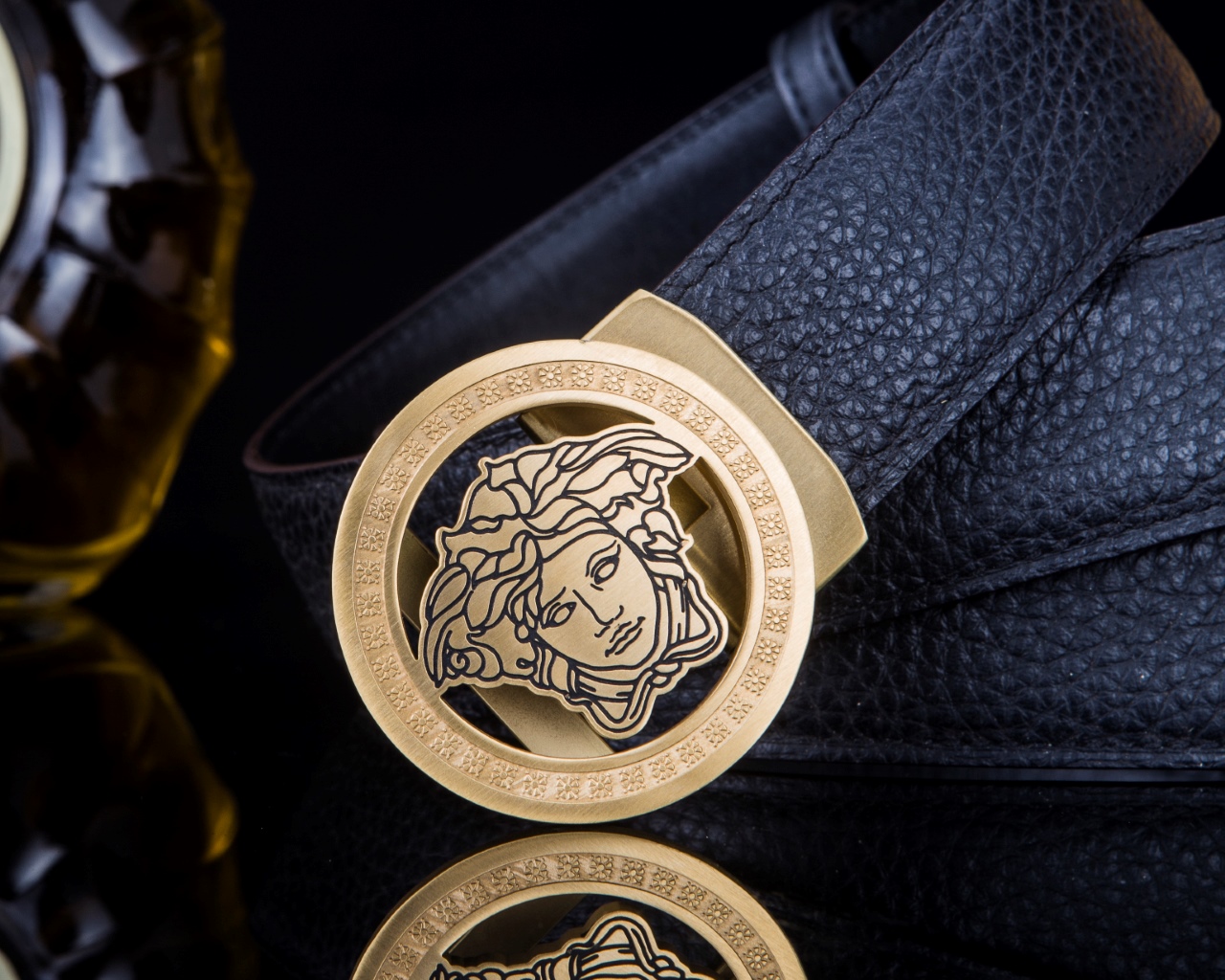 【意式奢华·风尚之选】范思家 经典美杜莎自动扣真皮腰带
范家 品牌传承
诞生于1978年的意大利奢侈王国，以神话美杜莎为灵魂符号，演绎"致命吸引力"的先锋美学。
匠心工艺
精选小牛皮打造，3.5cm修身版型搭配双面可调设计。柔韧织带内衬，赋予全天候舒适体验。
标志性细节
立体浮雕美杜莎头像五金扣件
真空电镀五金件（耐磨抗褪色）
Greca希腊回纹油边工艺
搭配哲学
一件解锁商务正装与休闲造型的边界，Logo扣头瞬间提升整体穿搭层次感。
尊享套装
含高级鳄鱼纹木礼盒套装包装，见证190年意式工匠精神的当代传承。p260