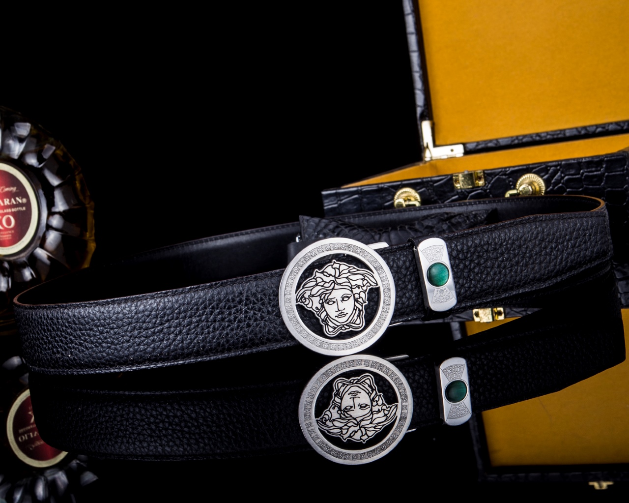 【意式奢华·风尚之选】范思家 经典美杜莎自动扣真皮腰带
范家 品牌传承
诞生于1978年的意大利奢侈王国，以神话美杜莎为灵魂符号，演绎"致命吸引力"的先锋美学。
匠心工艺
精选小牛皮打造，3.5cm修身版型搭配双面可调设计。柔韧织带内衬，赋予全天候舒适体验。
标志性细节
立体浮雕美杜莎头像五金扣件
真空电镀五金件（耐磨抗褪色）
Greca希腊回纹油边工艺
搭配哲学
一件解锁商务正装与休闲造型的边界，Logo扣头瞬间提升整体穿搭层次感。
尊享套装
含高级鳄鱼纹木礼盒套装包装，见证190年意式工匠精神的当代传承。p260