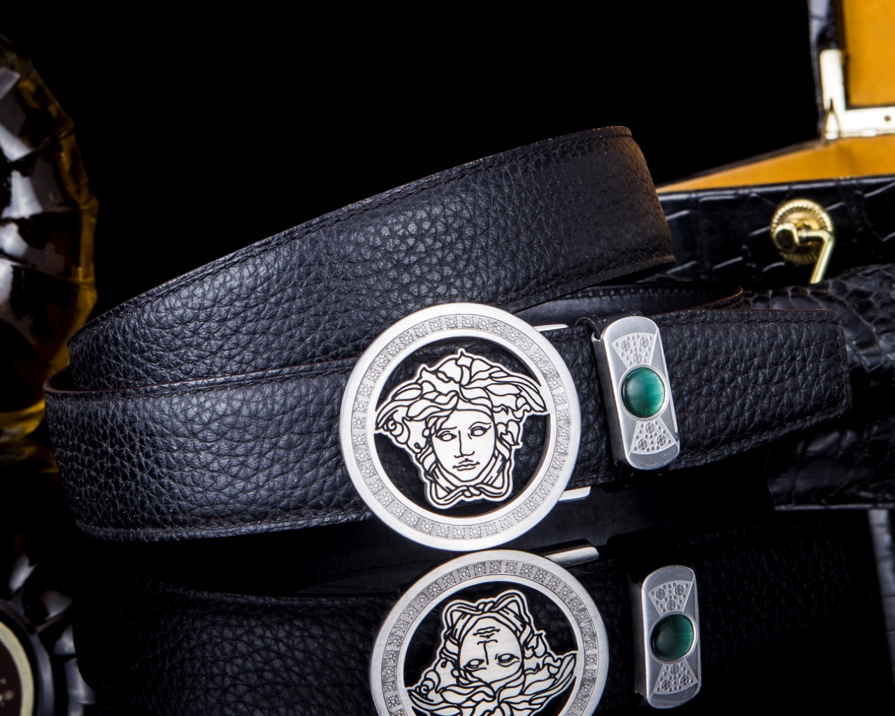 【意式奢华·风尚之选】范思家 经典美杜莎自动扣真皮腰带
范家 品牌传承
诞生于1978年的意大利奢侈王国，以神话美杜莎为灵魂符号，演绎"致命吸引力"的先锋美学。
匠心工艺
精选小牛皮打造，3.5cm修身版型搭配双面可调设计。柔韧织带内衬，赋予全天候舒适体验。
标志性细节
立体浮雕美杜莎头像五金扣件
真空电镀五金件（耐磨抗褪色）
Greca希腊回纹油边工艺
搭配哲学
一件解锁商务正装与休闲造型的边界，Logo扣头瞬间提升整体穿搭层次感。
尊享套装
含高级鳄鱼纹木礼盒套装包装，见证190年意式工匠精神的当代传承。p260