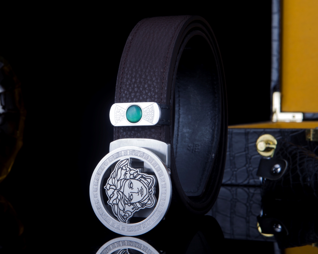 【意式奢华·风尚之选】范思家 经典美杜莎自动扣真皮腰带
范家 品牌传承
诞生于1978年的意大利奢侈王国，以神话美杜莎为灵魂符号，演绎"致命吸引力"的先锋美学。
匠心工艺
精选小牛皮打造，3.5cm修身版型搭配双面可调设计。柔韧织带内衬，赋予全天候舒适体验。
标志性细节
立体浮雕美杜莎头像五金扣件
真空电镀五金件（耐磨抗褪色）
Greca希腊回纹油边工艺
搭配哲学
一件解锁商务正装与休闲造型的边界，Logo扣头瞬间提升整体穿搭层次感。
尊享套装
含高级鳄鱼纹木礼盒套装包装，见证190年意式工匠精神的当代传承。p260