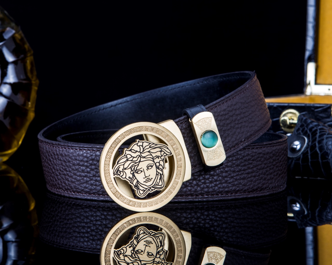 【意式奢华·风尚之选】范思家 经典美杜莎自动扣真皮腰带
范家 品牌传承
诞生于1978年的意大利奢侈王国，以神话美杜莎为灵魂符号，演绎"致命吸引力"的先锋美学。
匠心工艺
精选小牛皮打造，3.5cm修身版型搭配双面可调设计。柔韧织带内衬，赋予全天候舒适体验。
标志性细节
立体浮雕美杜莎头像五金扣件
真空电镀五金件（耐磨抗褪色）
Greca希腊回纹油边工艺
搭配哲学
一件解锁商务正装与休闲造型的边界，Logo扣头瞬间提升整体穿搭层次感。
尊享套装
含高级鳄鱼纹木礼盒套装包装，见证190年意式工匠精神的当代传承。p260