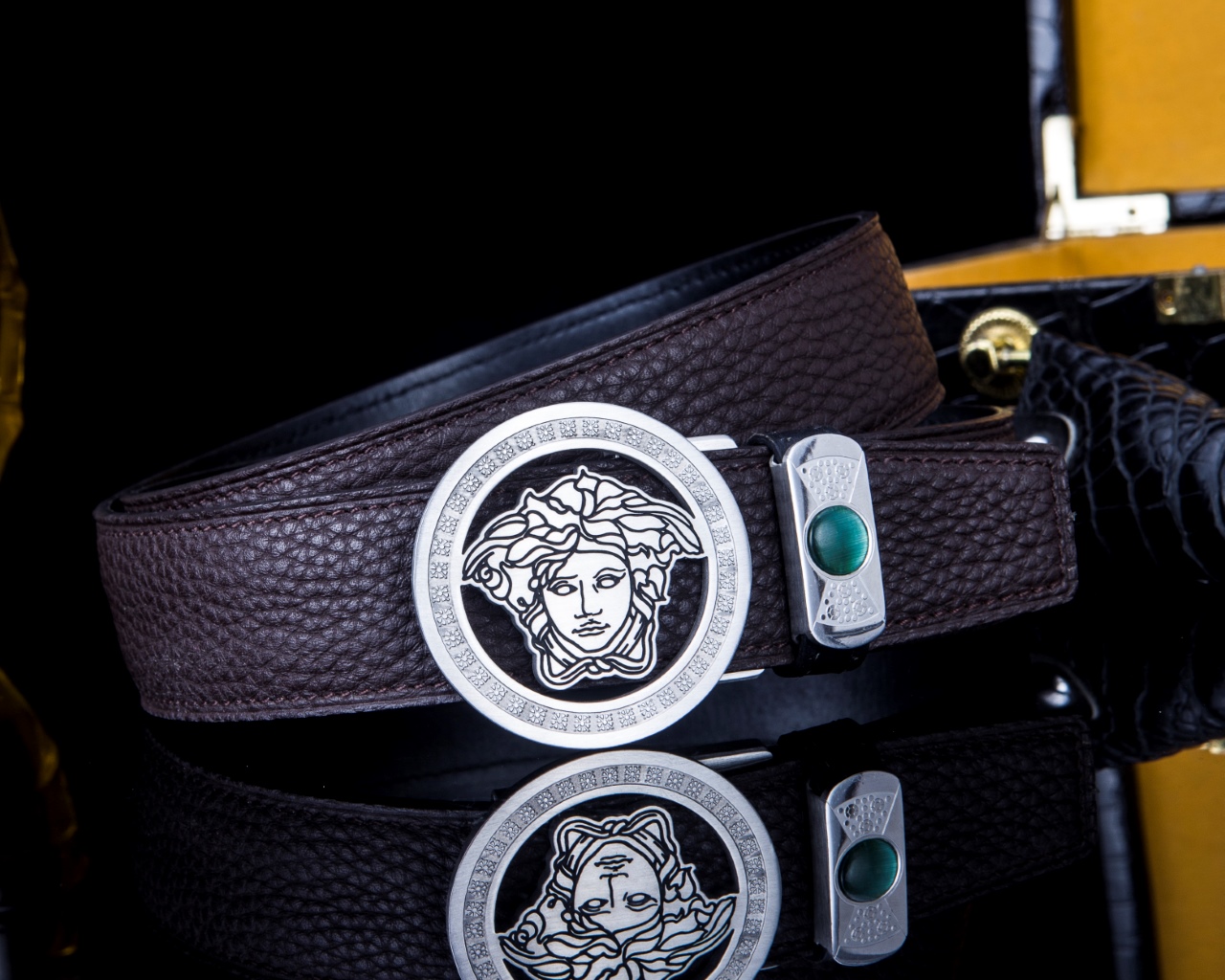 【意式奢华·风尚之选】范思家 经典美杜莎自动扣真皮腰带
范家 品牌传承
诞生于1978年的意大利奢侈王国，以神话美杜莎为灵魂符号，演绎"致命吸引力"的先锋美学。
匠心工艺
精选小牛皮打造，3.5cm修身版型搭配双面可调设计。柔韧织带内衬，赋予全天候舒适体验。
标志性细节
立体浮雕美杜莎头像五金扣件
真空电镀五金件（耐磨抗褪色）
Greca希腊回纹油边工艺
搭配哲学
一件解锁商务正装与休闲造型的边界，Logo扣头瞬间提升整体穿搭层次感。
尊享套装
含高级鳄鱼纹木礼盒套装包装，见证190年意式工匠精神的当代传承。p260