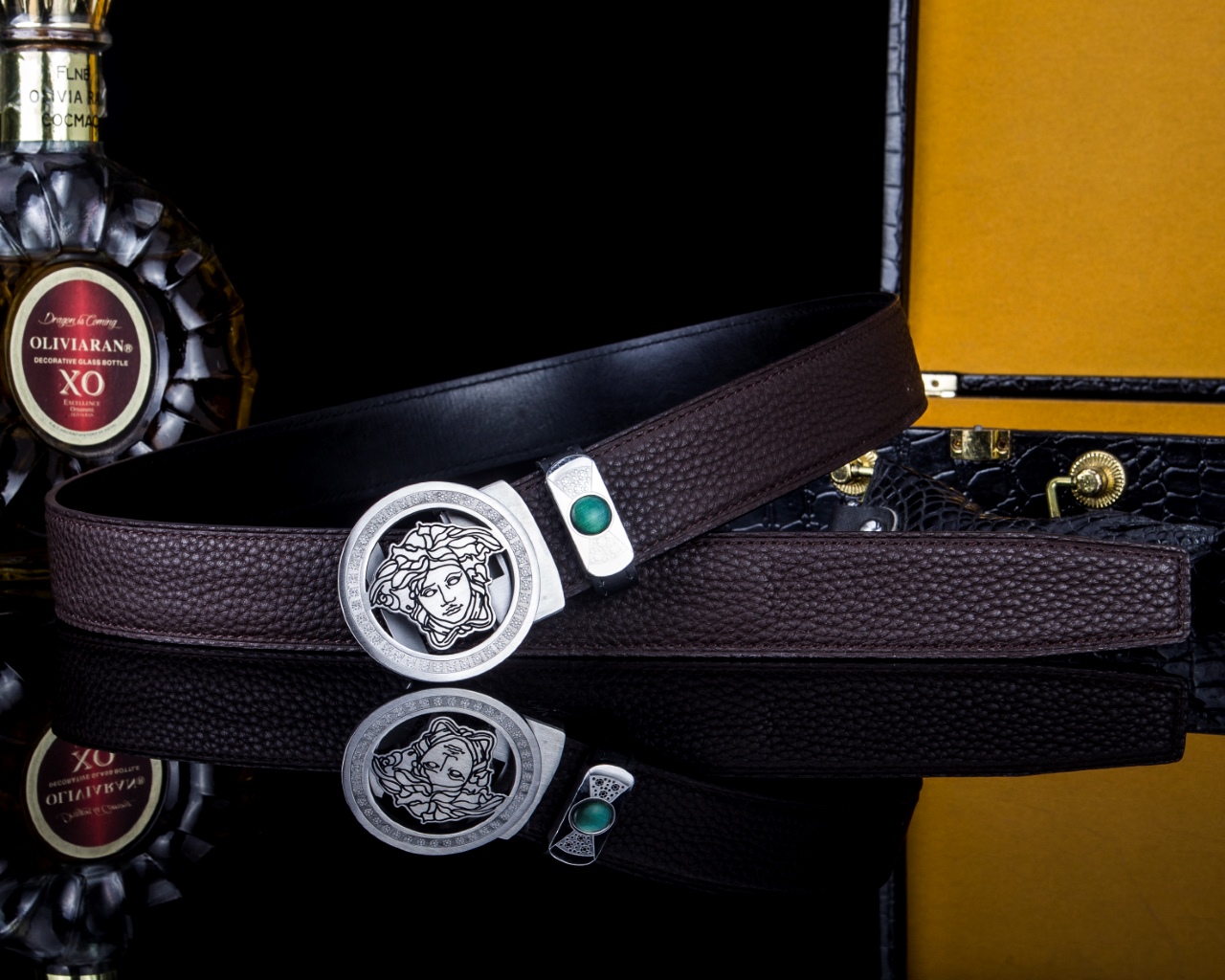 【意式奢华·风尚之选】范思家 经典美杜莎自动扣真皮腰带
范家 品牌传承
诞生于1978年的意大利奢侈王国，以神话美杜莎为灵魂符号，演绎"致命吸引力"的先锋美学。
匠心工艺
精选小牛皮打造，3.5cm修身版型搭配双面可调设计。柔韧织带内衬，赋予全天候舒适体验。
标志性细节
立体浮雕美杜莎头像五金扣件
真空电镀五金件（耐磨抗褪色）
Greca希腊回纹油边工艺
搭配哲学
一件解锁商务正装与休闲造型的边界，Logo扣头瞬间提升整体穿搭层次感。
尊享套装
含高级鳄鱼纹木礼盒套装包装，见证190年意式工匠精神的当代传承。p260