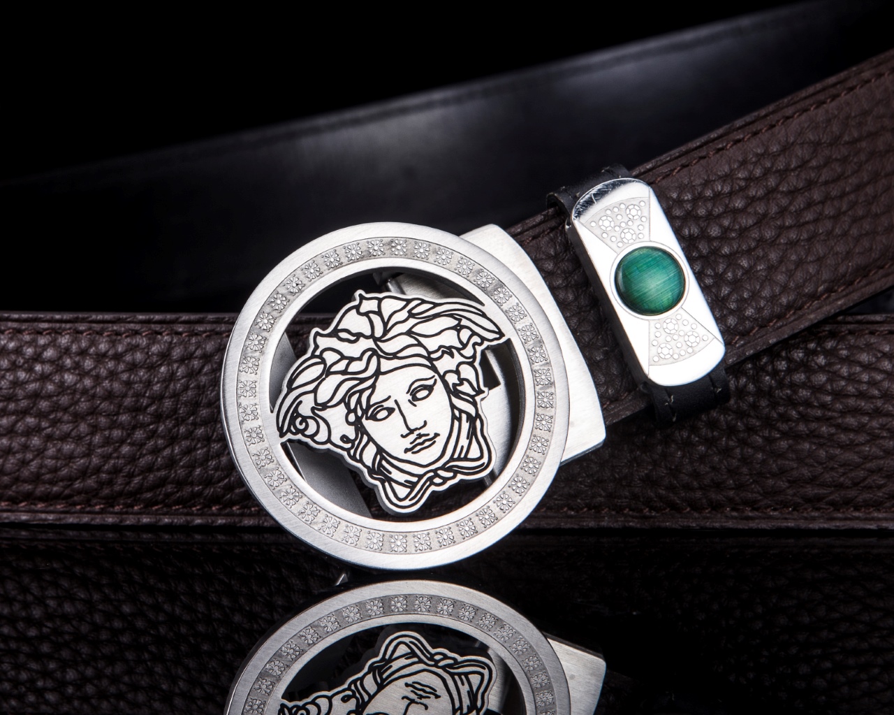 【意式奢华·风尚之选】范思家 经典美杜莎自动扣真皮腰带
范家 品牌传承
诞生于1978年的意大利奢侈王国，以神话美杜莎为灵魂符号，演绎"致命吸引力"的先锋美学。
匠心工艺
精选小牛皮打造，3.5cm修身版型搭配双面可调设计。柔韧织带内衬，赋予全天候舒适体验。
标志性细节
立体浮雕美杜莎头像五金扣件
真空电镀五金件（耐磨抗褪色）
Greca希腊回纹油边工艺
搭配哲学
一件解锁商务正装与休闲造型的边界，Logo扣头瞬间提升整体穿搭层次感。
尊享套装
含高级鳄鱼纹木礼盒套装包装，见证190年意式工匠精神的当代传承。p260