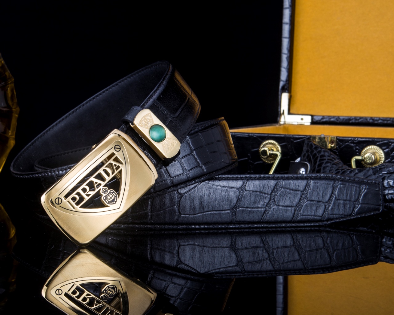 🔹【PRAD* 普拉家男士真皮自动扣腰带·低调奢华🔹】

✨专柜同步爆款！一面Saffiano纹牛皮，一面光滑小牛皮，一“带”解决所有穿搭场合！商务休闲两相宜，细节之处尽显意式匠心。

▫ 金属搭扣镂空经典Prad*椭圆徽标

▫3.4cm百搭宽度，哑光与亮皮质感碰撞

▫钥匙扣彩蛋：随赠稀有鳄鱼爪挂件（限量！）

📦 全套包装+鳄鱼纹木礼盒

——这不是配饰，是藏在腰间的精英美学。

（暗号260，懂的来💼）

💡小Tip：搭配西装或休闲衬衫都能瞬间提升气场，真正“系”出质感！