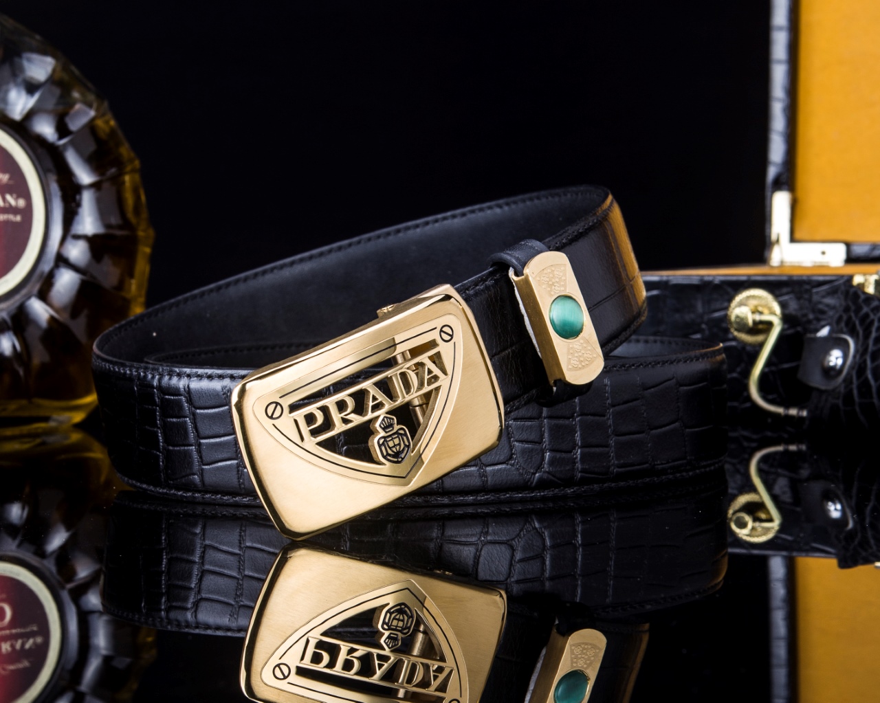 🔹【PRAD* 普拉家男士真皮自动扣腰带·低调奢华🔹】

✨专柜同步爆款！一面Saffiano纹牛皮，一面光滑小牛皮，一“带”解决所有穿搭场合！商务休闲两相宜，细节之处尽显意式匠心。

▫ 金属搭扣镂空经典Prad*椭圆徽标

▫3.4cm百搭宽度，哑光与亮皮质感碰撞

▫钥匙扣彩蛋：随赠稀有鳄鱼爪挂件（限量！）

📦 全套包装+鳄鱼纹木礼盒

——这不是配饰，是藏在腰间的精英美学。

（暗号260，懂的来💼）

💡小Tip：搭配西装或休闲衬衫都能瞬间提升气场，真正“系”出质感！