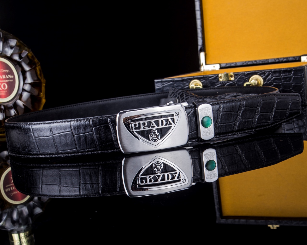 🔹【PRAD* 普拉家男士真皮自动扣腰带·低调奢华🔹】

✨专柜同步爆款！一面Saffiano纹牛皮，一面光滑小牛皮，一“带”解决所有穿搭场合！商务休闲两相宜，细节之处尽显意式匠心。

▫ 金属搭扣镂空经典Prad*椭圆徽标

▫3.4cm百搭宽度，哑光与亮皮质感碰撞

▫钥匙扣彩蛋：随赠稀有鳄鱼爪挂件（限量！）

📦 全套包装+鳄鱼纹木礼盒

——这不是配饰，是藏在腰间的精英美学。

（暗号260，懂的来💼）

💡小Tip：搭配西装或休闲衬衫都能瞬间提升气场，真正“系”出质感！