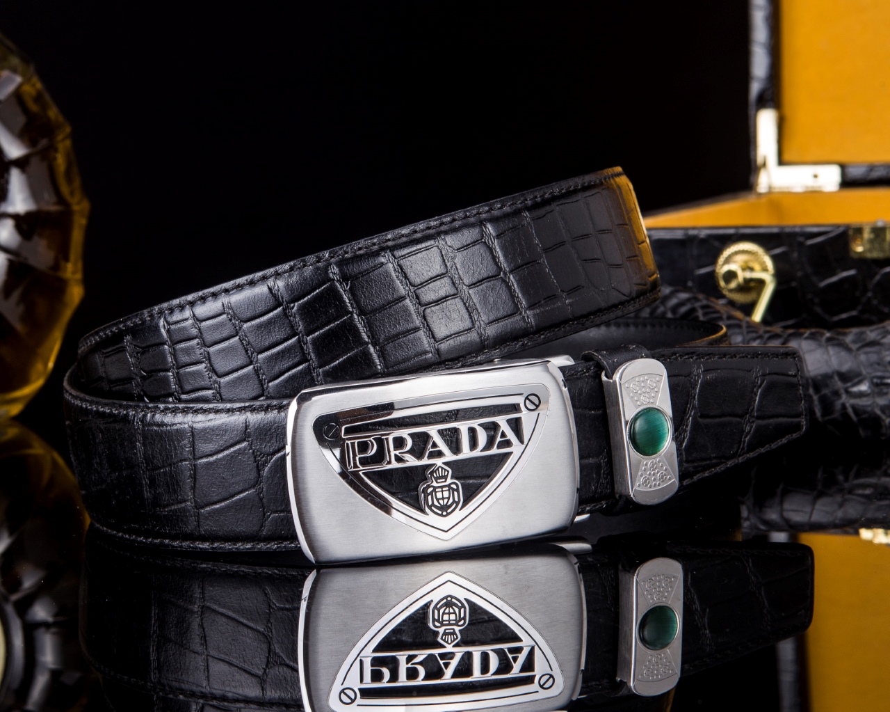🔹【PRAD* 普拉家男士真皮自动扣腰带·低调奢华🔹】

✨专柜同步爆款！一面Saffiano纹牛皮，一面光滑小牛皮，一“带”解决所有穿搭场合！商务休闲两相宜，细节之处尽显意式匠心。

▫ 金属搭扣镂空经典Prad*椭圆徽标

▫3.4cm百搭宽度，哑光与亮皮质感碰撞

▫钥匙扣彩蛋：随赠稀有鳄鱼爪挂件（限量！）

📦 全套包装+鳄鱼纹木礼盒

——这不是配饰，是藏在腰间的精英美学。

（暗号260，懂的来💼）

💡小Tip：搭配西装或休闲衬衫都能瞬间提升气场，真正“系”出质感！