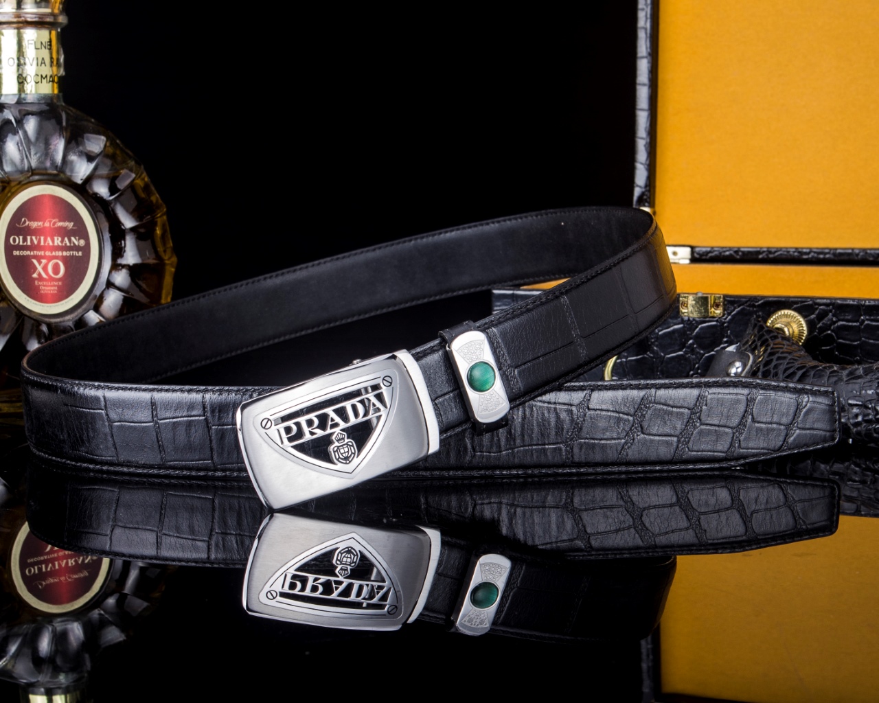 🔹【PRAD* 普拉家男士真皮自动扣腰带·低调奢华🔹】

✨专柜同步爆款！一面Saffiano纹牛皮，一面光滑小牛皮，一“带”解决所有穿搭场合！商务休闲两相宜，细节之处尽显意式匠心。

▫ 金属搭扣镂空经典Prad*椭圆徽标

▫3.4cm百搭宽度，哑光与亮皮质感碰撞

▫钥匙扣彩蛋：随赠稀有鳄鱼爪挂件（限量！）

📦 全套包装+鳄鱼纹木礼盒

——这不是配饰，是藏在腰间的精英美学。

（暗号260，懂的来💼）

💡小Tip：搭配西装或休闲衬衫都能瞬间提升气场，真正“系”出质感！