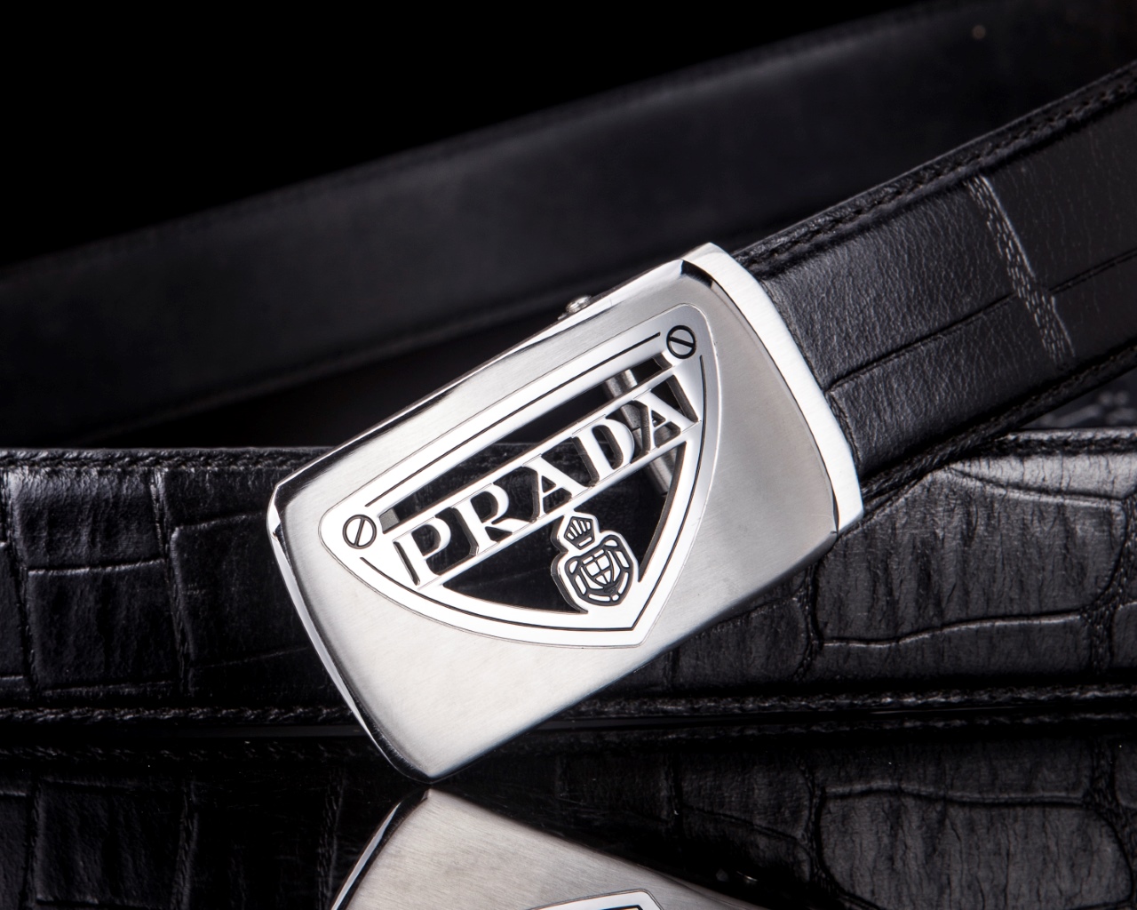 🔹【PRAD* 普拉家男士真皮自动扣腰带·低调奢华🔹】

✨专柜同步爆款！一面Saffiano纹牛皮，一面光滑小牛皮，一“带”解决所有穿搭场合！商务休闲两相宜，细节之处尽显意式匠心。

▫ 金属搭扣镂空经典Prad*椭圆徽标

▫3.4cm百搭宽度，哑光与亮皮质感碰撞

▫钥匙扣彩蛋：随赠稀有鳄鱼爪挂件（限量！）

📦 全套包装+鳄鱼纹木礼盒

——这不是配饰，是藏在腰间的精英美学。

（暗号260，懂的来💼）

💡小Tip：搭配西装或休闲衬衫都能瞬间提升气场，真正“系”出质感！