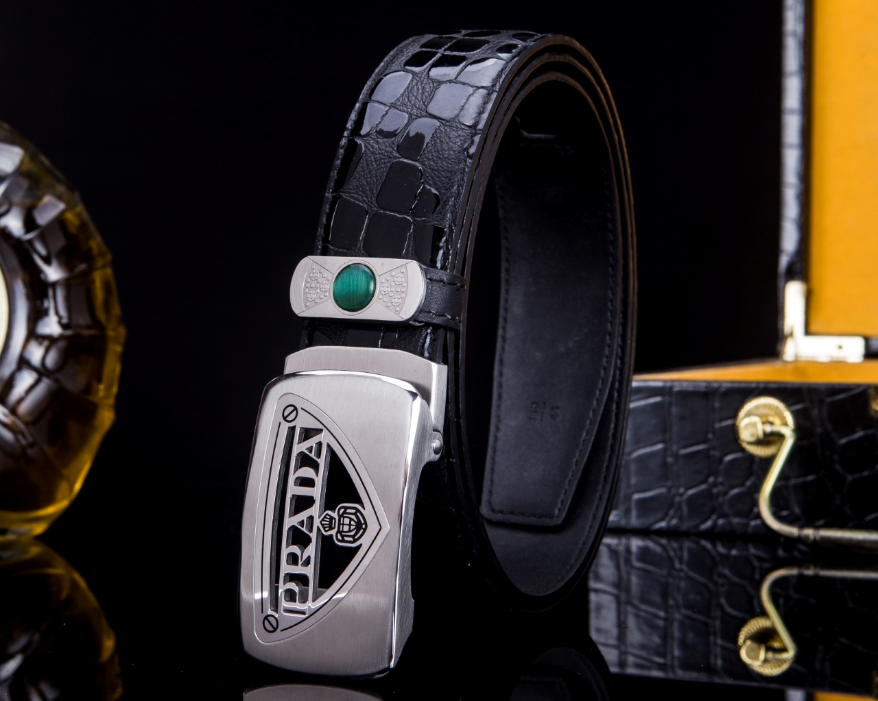 🔹【PRAD* 普拉家男士真皮自动扣腰带·低调奢华🔹】

✨专柜同步爆款！一面Saffiano纹牛皮，一面光滑小牛皮，一“带”解决所有穿搭场合！商务休闲两相宜，细节之处尽显意式匠心。

▫ 金属搭扣镂空经典Prad*椭圆徽标

▫3.4cm百搭宽度，哑光与亮皮质感碰撞

▫钥匙扣彩蛋：随赠稀有鳄鱼爪挂件（限量！）

📦 全套包装+鳄鱼纹木礼盒

——这不是配饰，是藏在腰间的精英美学。

（暗号260，懂的来💼）

💡小Tip：搭配西装或休闲衬衫都能瞬间提升气场，真正“系”出质感！