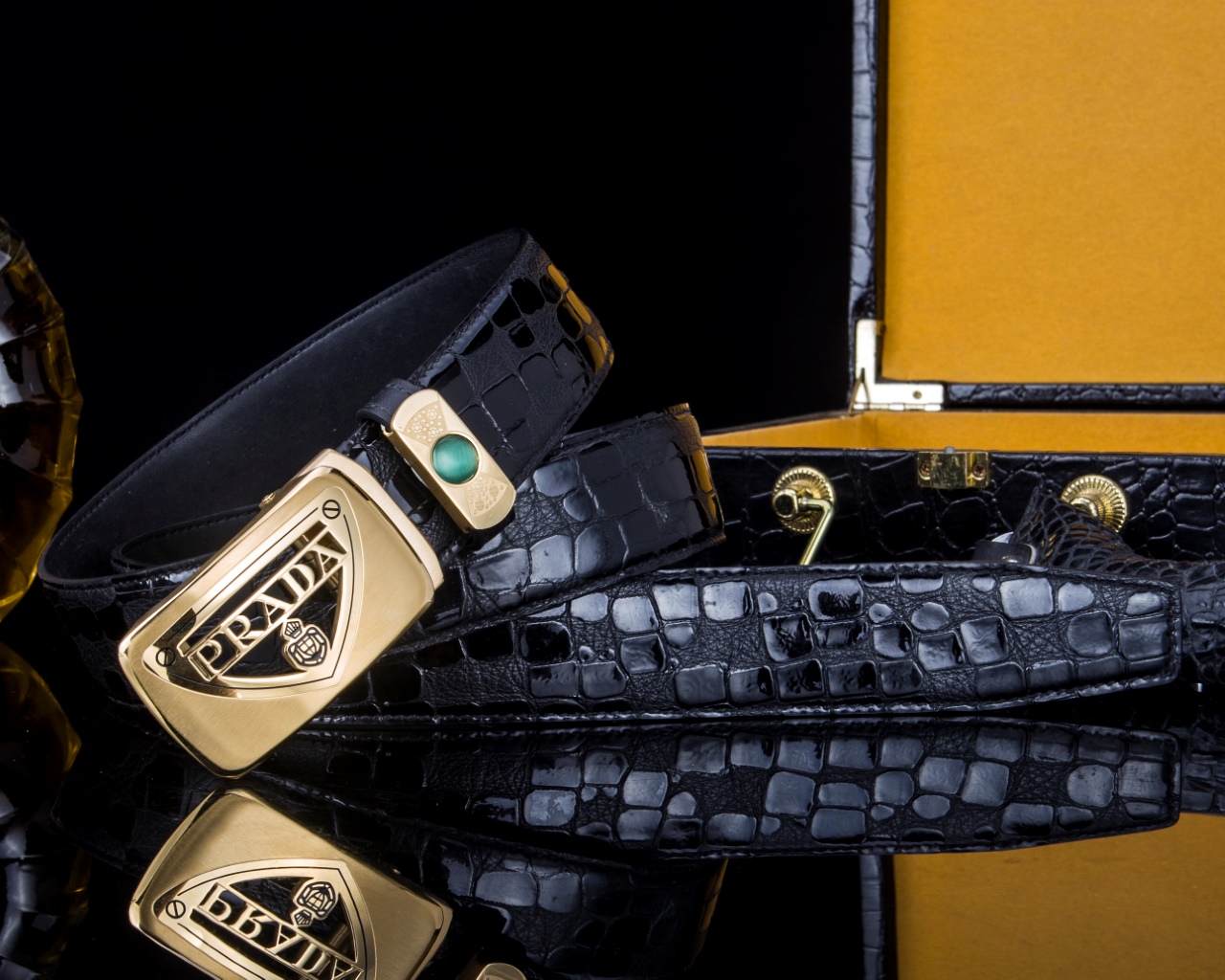 🔹【PRAD* 普拉家男士真皮自动扣腰带·低调奢华🔹】

✨专柜同步爆款！一面Saffiano纹牛皮，一面光滑小牛皮，一“带”解决所有穿搭场合！商务休闲两相宜，细节之处尽显意式匠心。

▫ 金属搭扣镂空经典Prad*椭圆徽标

▫3.4cm百搭宽度，哑光与亮皮质感碰撞

▫钥匙扣彩蛋：随赠稀有鳄鱼爪挂件（限量！）

📦 全套包装+鳄鱼纹木礼盒

——这不是配饰，是藏在腰间的精英美学。

（暗号260，懂的来💼）

💡小Tip：搭配西装或休闲衬衫都能瞬间提升气场，真正“系”出质感！