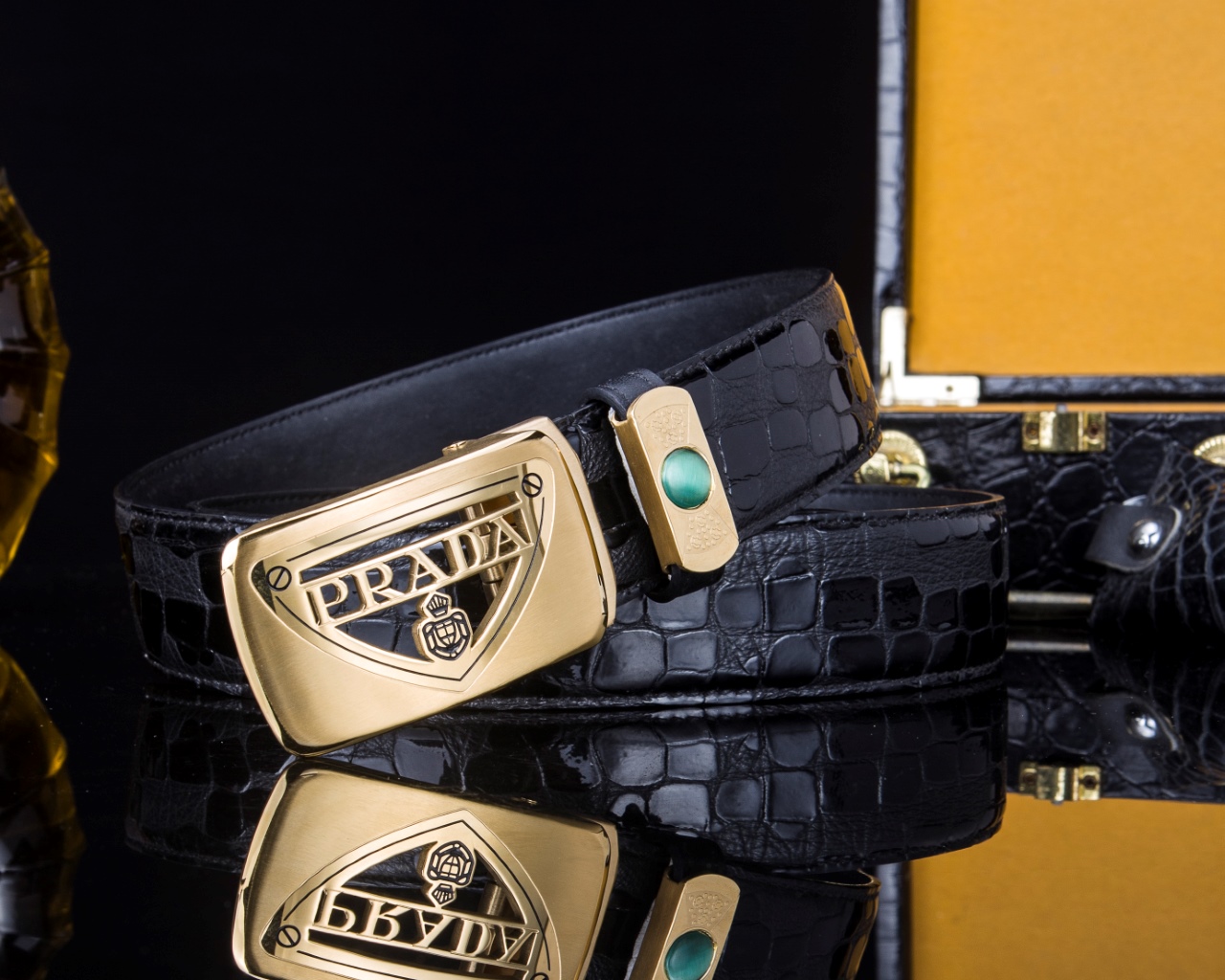 🔹【PRAD* 普拉家男士真皮自动扣腰带·低调奢华🔹】

✨专柜同步爆款！一面Saffiano纹牛皮，一面光滑小牛皮，一“带”解决所有穿搭场合！商务休闲两相宜，细节之处尽显意式匠心。

▫ 金属搭扣镂空经典Prad*椭圆徽标

▫3.4cm百搭宽度，哑光与亮皮质感碰撞

▫钥匙扣彩蛋：随赠稀有鳄鱼爪挂件（限量！）

📦 全套包装+鳄鱼纹木礼盒

——这不是配饰，是藏在腰间的精英美学。

（暗号260，懂的来💼）

💡小Tip：搭配西装或休闲衬衫都能瞬间提升气场，真正“系”出质感！