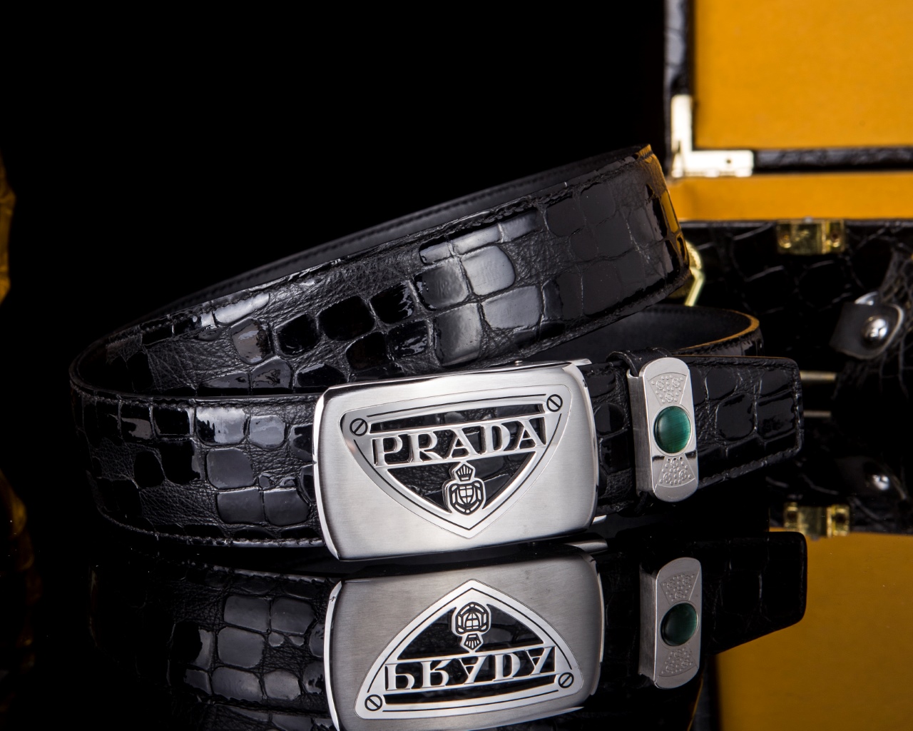 🔹【PRAD* 普拉家男士真皮自动扣腰带·低调奢华🔹】

✨专柜同步爆款！一面Saffiano纹牛皮，一面光滑小牛皮，一“带”解决所有穿搭场合！商务休闲两相宜，细节之处尽显意式匠心。

▫ 金属搭扣镂空经典Prad*椭圆徽标

▫3.4cm百搭宽度，哑光与亮皮质感碰撞

▫钥匙扣彩蛋：随赠稀有鳄鱼爪挂件（限量！）

📦 全套包装+鳄鱼纹木礼盒

——这不是配饰，是藏在腰间的精英美学。

（暗号260，懂的来💼）

💡小Tip：搭配西装或休闲衬衫都能瞬间提升气场，真正“系”出质感！