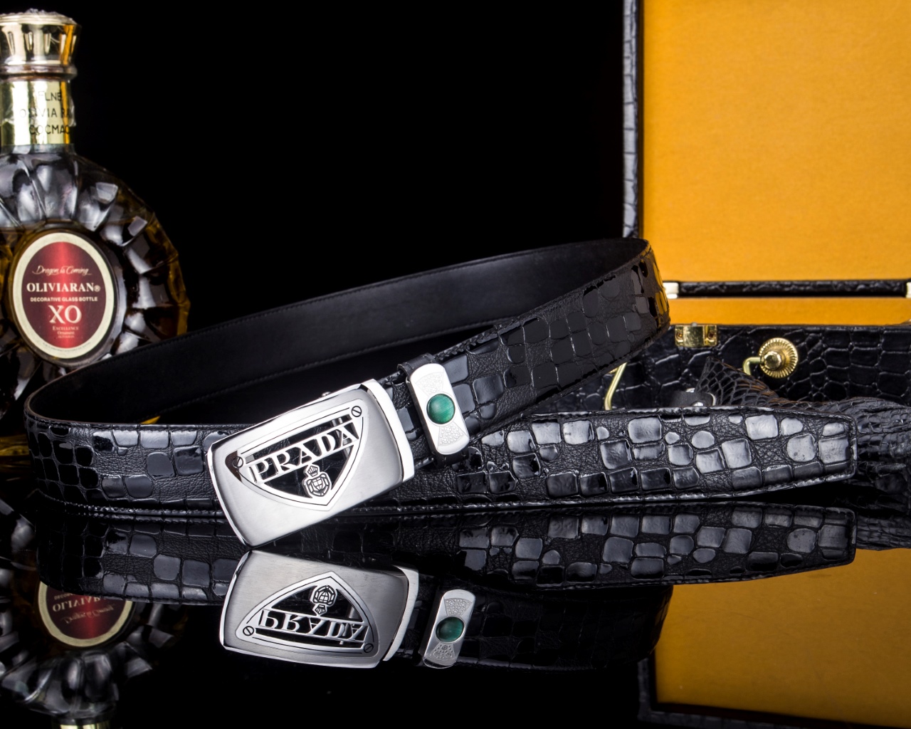 🔹【PRAD* 普拉家男士真皮自动扣腰带·低调奢华🔹】

✨专柜同步爆款！一面Saffiano纹牛皮，一面光滑小牛皮，一“带”解决所有穿搭场合！商务休闲两相宜，细节之处尽显意式匠心。

▫ 金属搭扣镂空经典Prad*椭圆徽标

▫3.4cm百搭宽度，哑光与亮皮质感碰撞

▫钥匙扣彩蛋：随赠稀有鳄鱼爪挂件（限量！）

📦 全套包装+鳄鱼纹木礼盒

——这不是配饰，是藏在腰间的精英美学。

（暗号260，懂的来💼）

💡小Tip：搭配西装或休闲衬衫都能瞬间提升气场，真正“系”出质感！