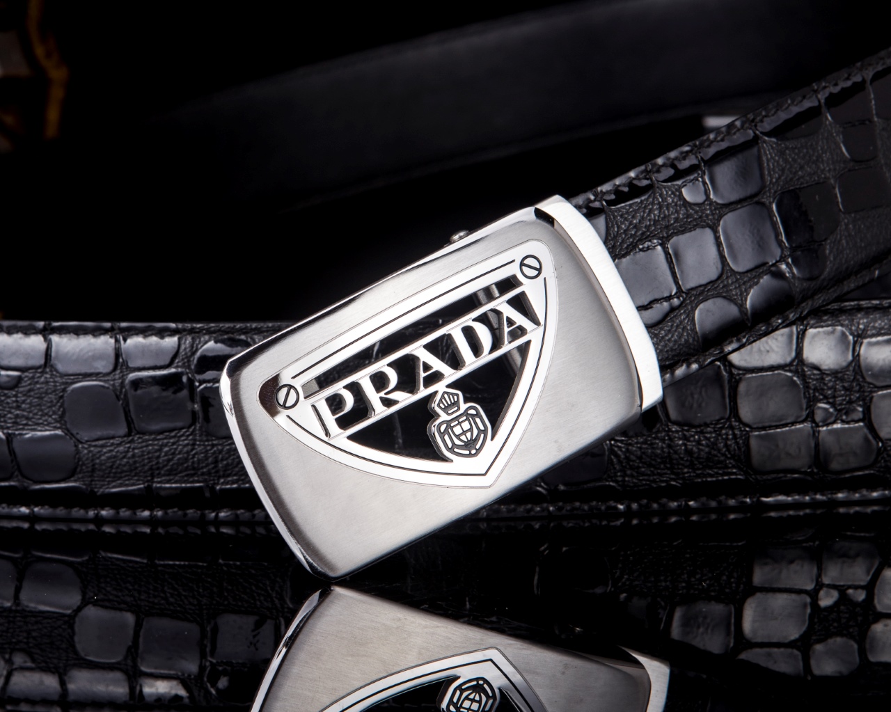 🔹【PRAD* 普拉家男士真皮自动扣腰带·低调奢华🔹】

✨专柜同步爆款！一面Saffiano纹牛皮，一面光滑小牛皮，一“带”解决所有穿搭场合！商务休闲两相宜，细节之处尽显意式匠心。

▫ 金属搭扣镂空经典Prad*椭圆徽标

▫3.4cm百搭宽度，哑光与亮皮质感碰撞

▫钥匙扣彩蛋：随赠稀有鳄鱼爪挂件（限量！）

📦 全套包装+鳄鱼纹木礼盒

——这不是配饰，是藏在腰间的精英美学。

（暗号260，懂的来💼）

💡小Tip：搭配西装或休闲衬衫都能瞬间提升气场，真正“系”出质感！