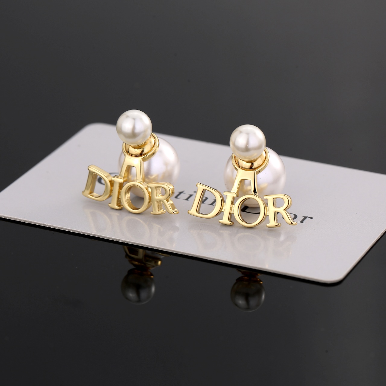  迪奥字母cd珍珠耳环  这款 Dior Tribales 耳环在 Dior 标志性款式的基础上演绎出新
