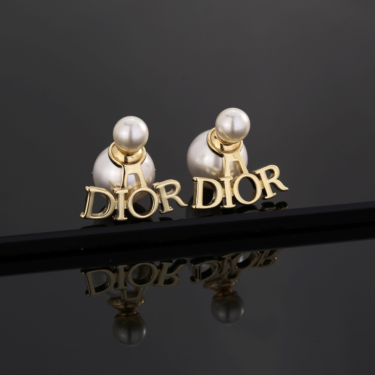  迪奥字母cd珍珠耳环  这款 Dior Tribales 耳环在 Dior 标志性款式的基础上演绎出新